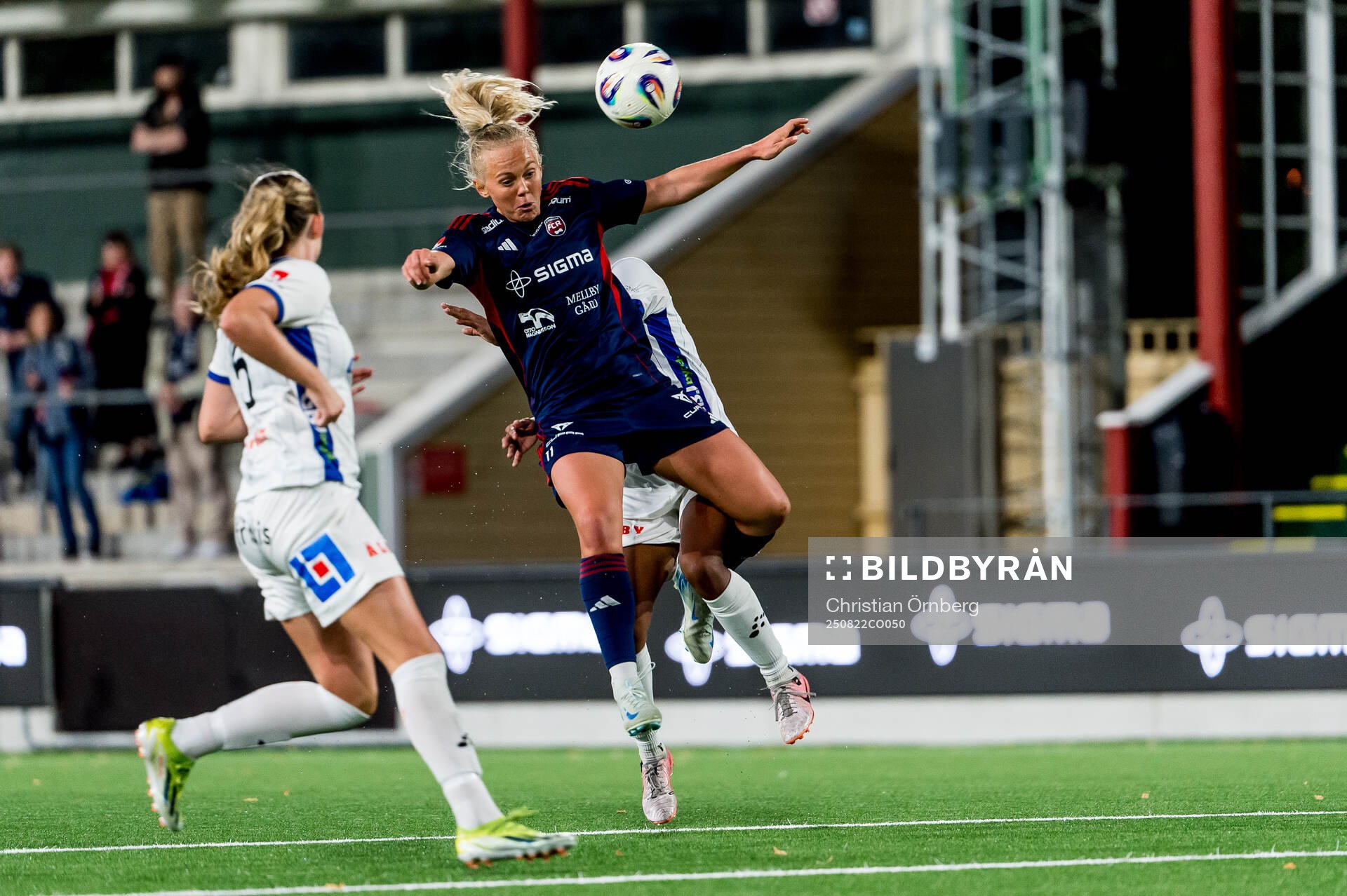 Rosengårds Molly Johansson och Växjö DFFs Emma Holmqvist