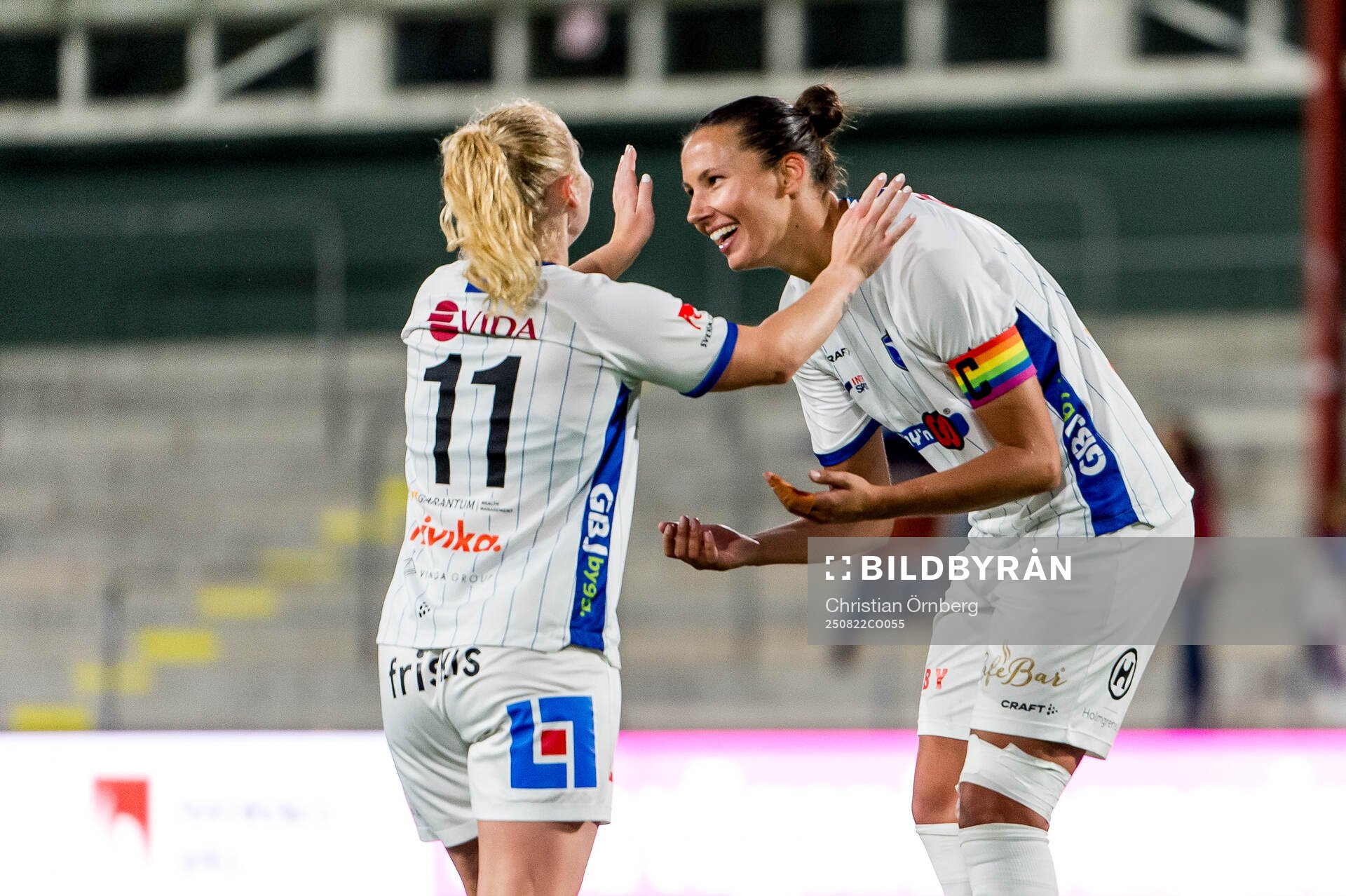 Växjö DFFs Sophia Redenstrand och Nellie Karlsson jublar