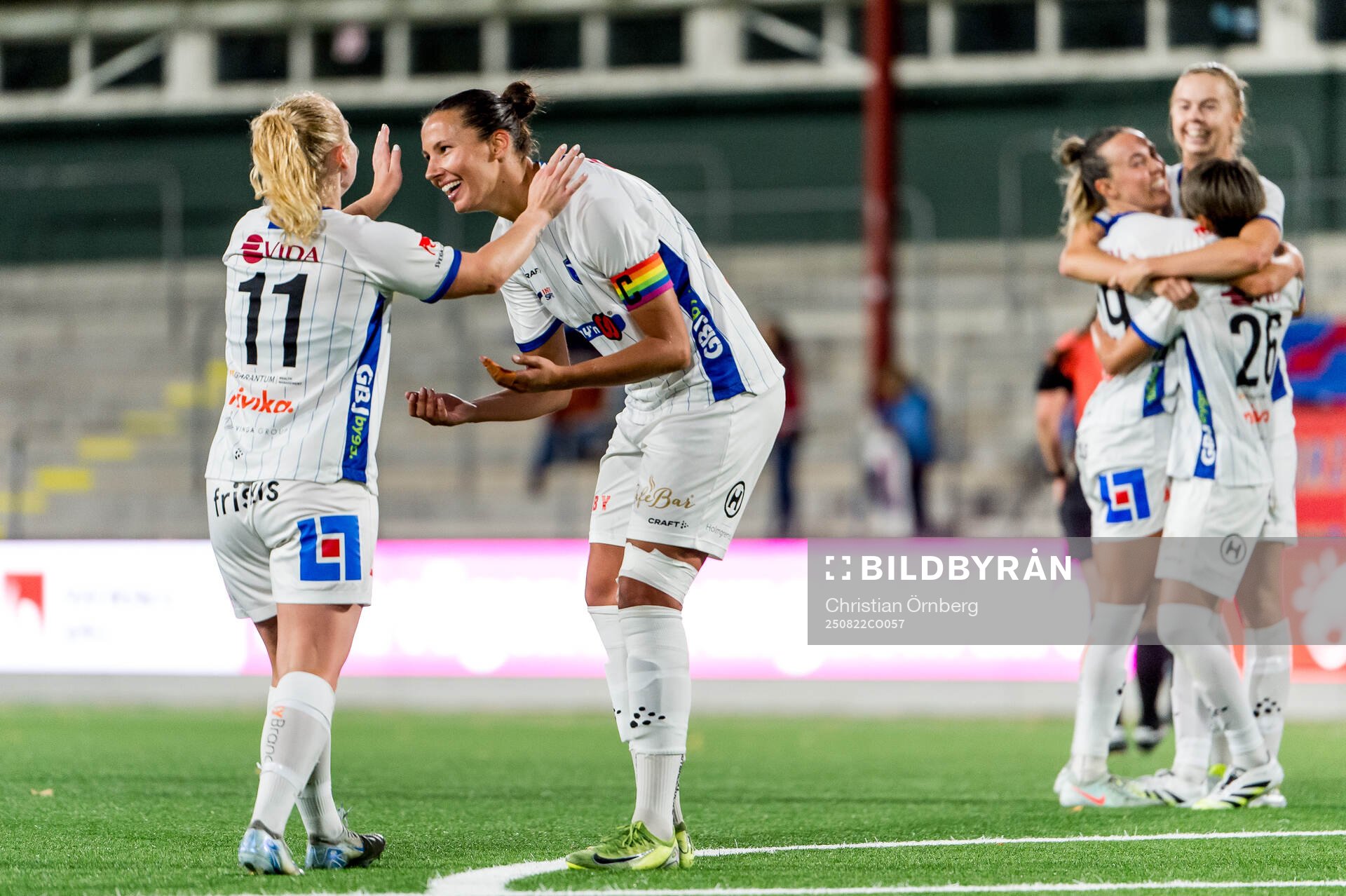 Växjö DFFs Sophia Redenstrand och Nellie Karlsson jublar