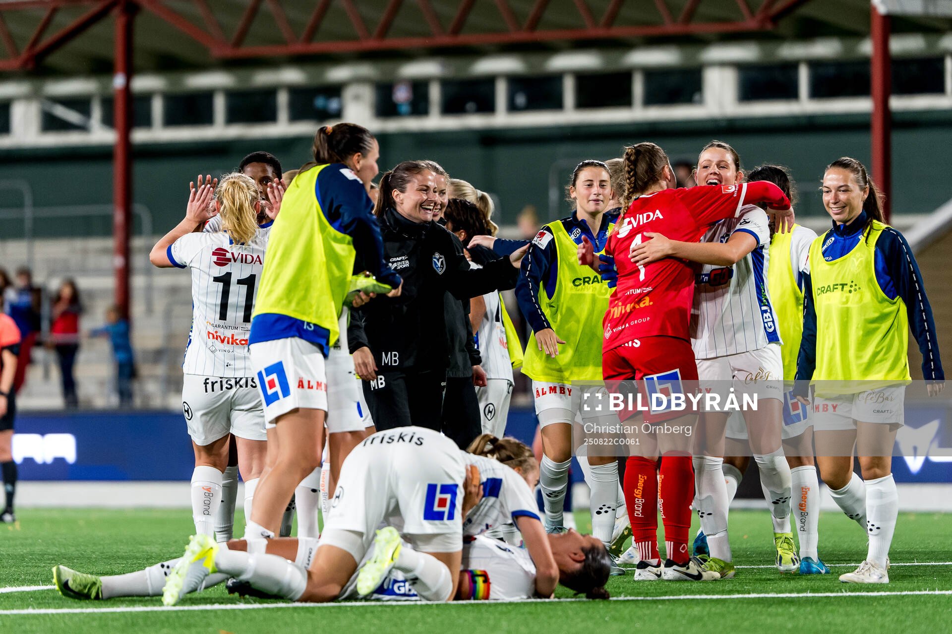 Växjö DFFs spelare jublar