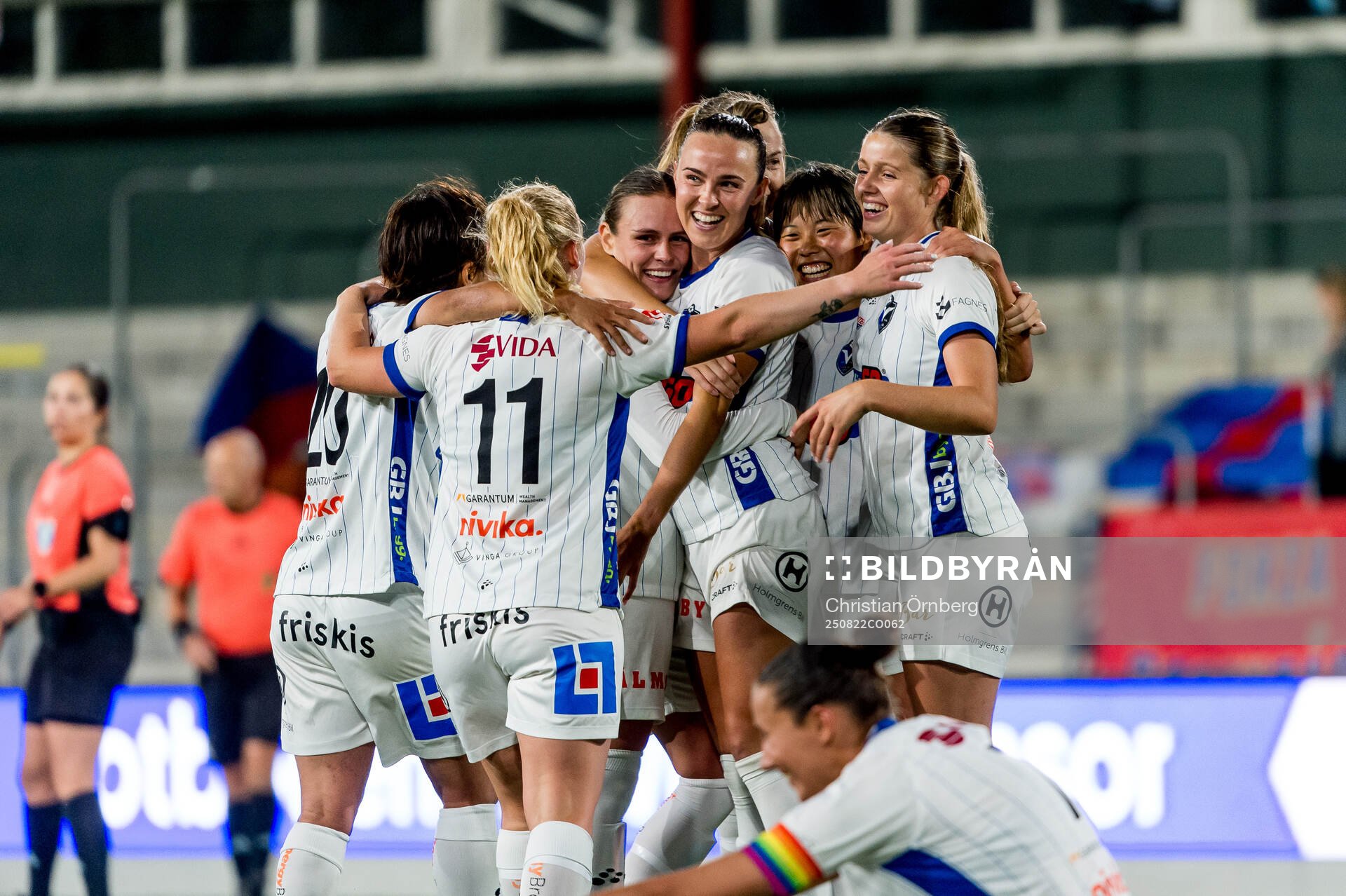 Växjö DFFs spelare jublar