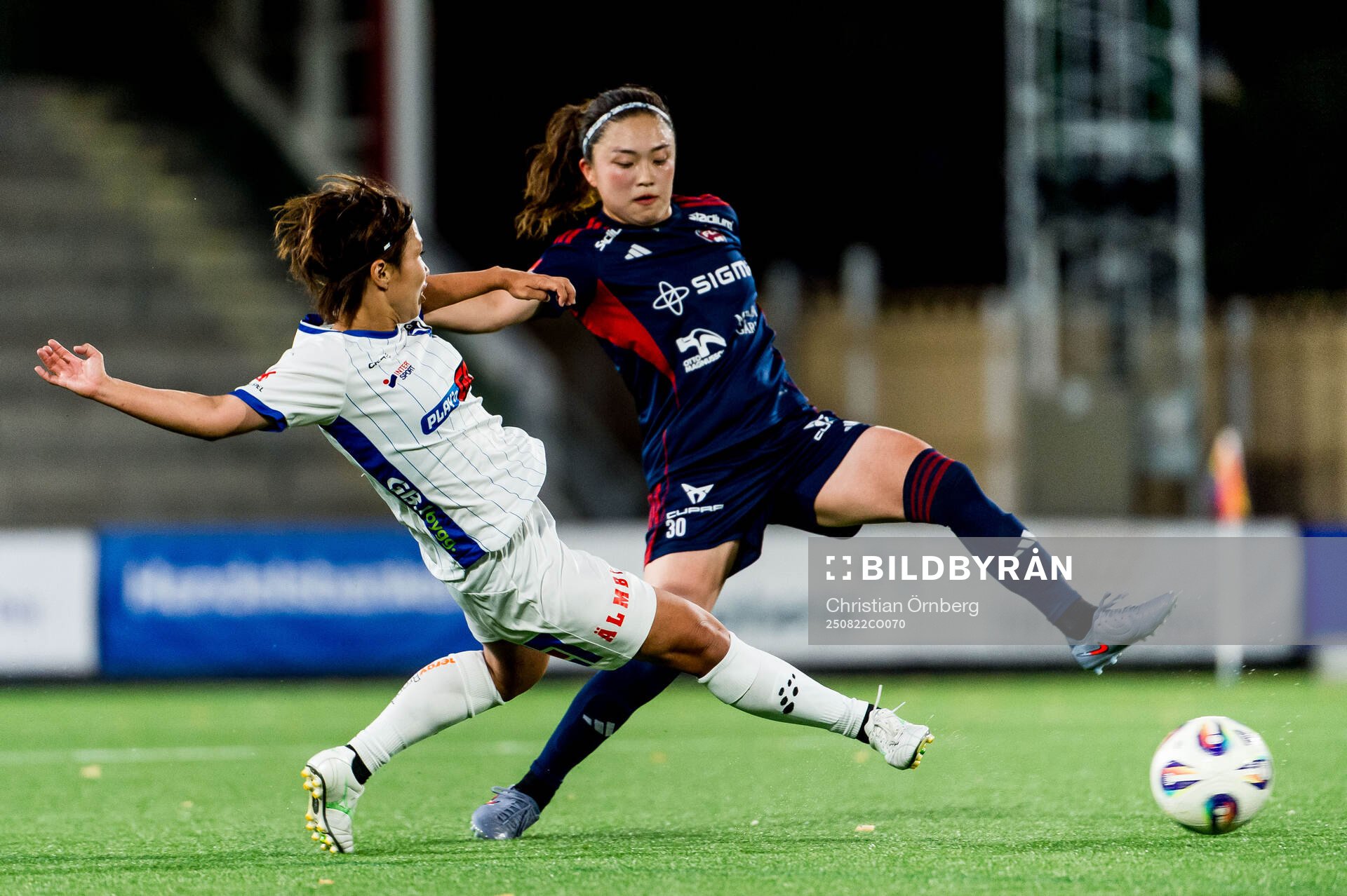 Växjö DFFs Miho Kamogawa och Rosengårds Aemu Oyama