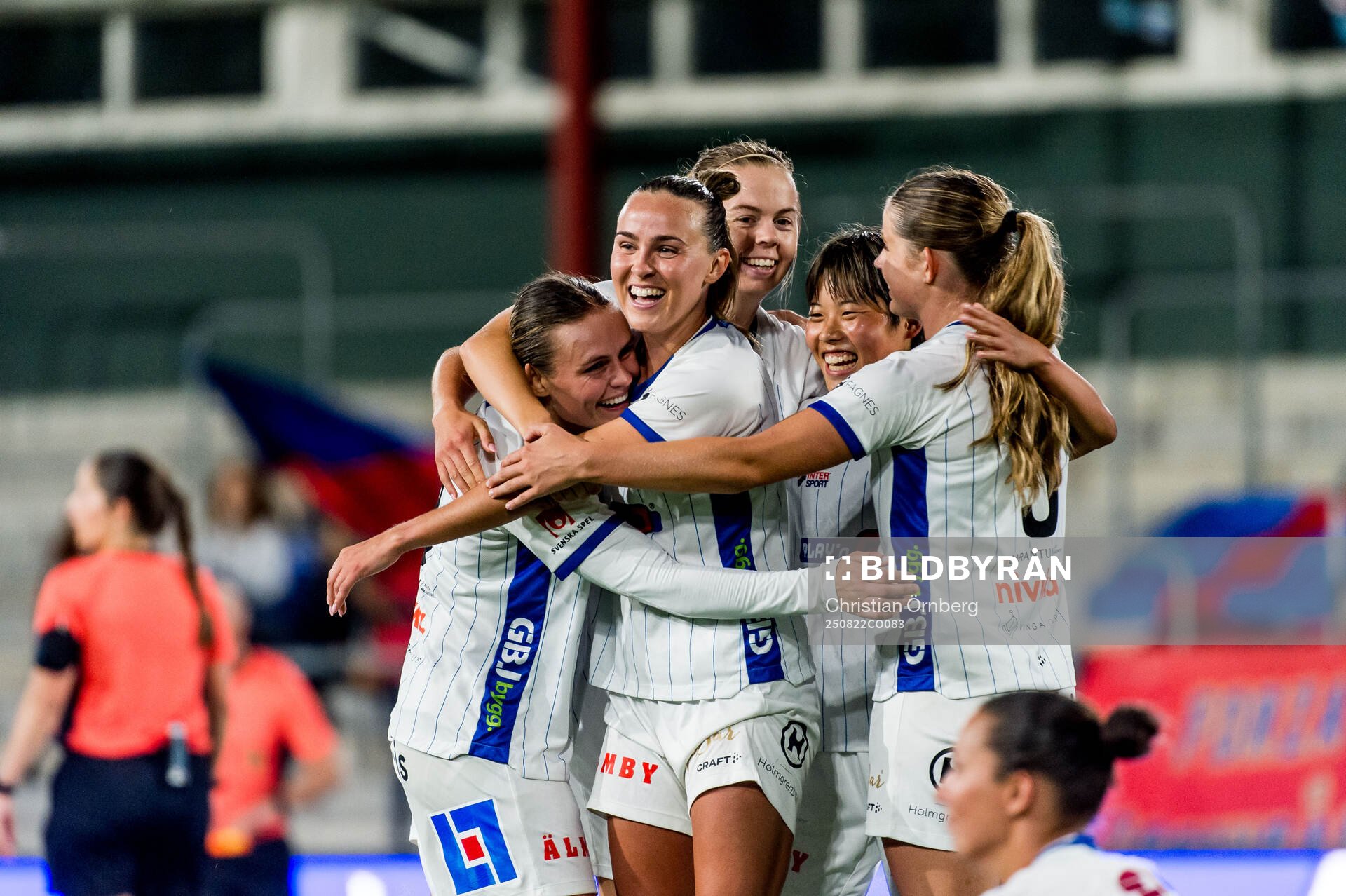 Växjö DFFs spelare jublar