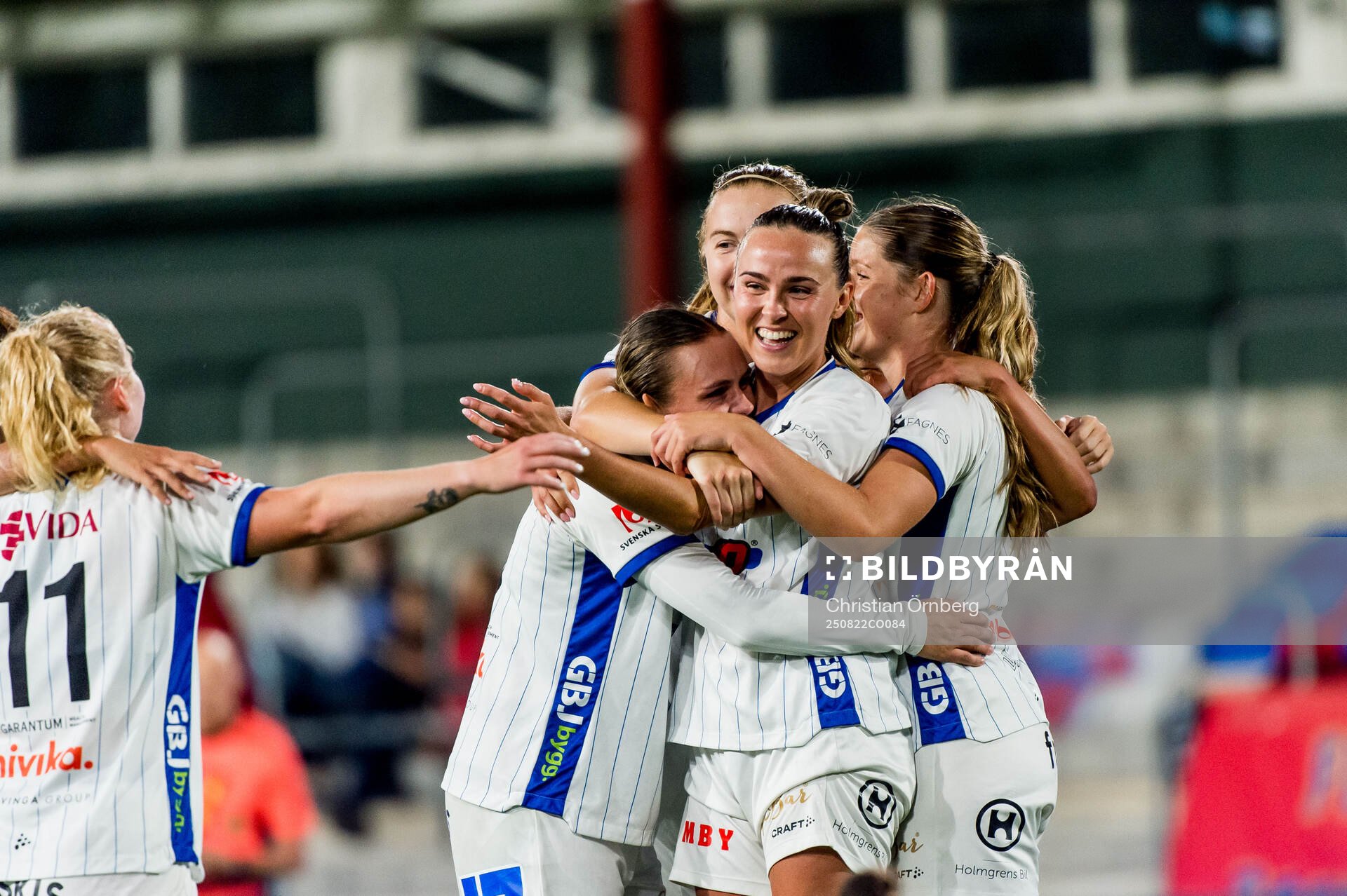 Växjö DFFs spelare jublar