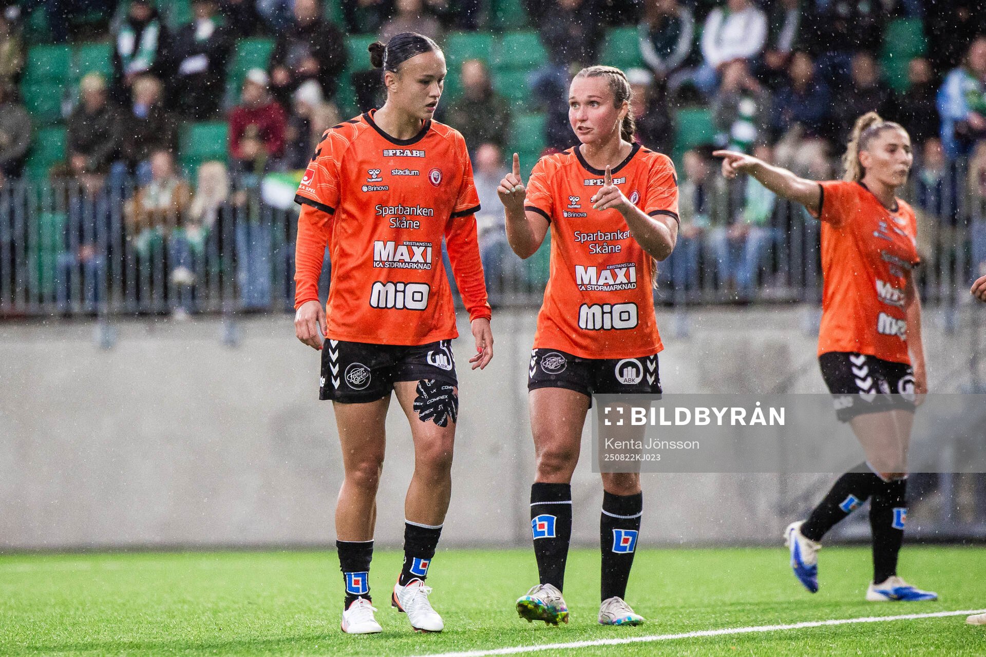 Kristianstads Amy Sayer och Alexandra Johannsdottir deppar