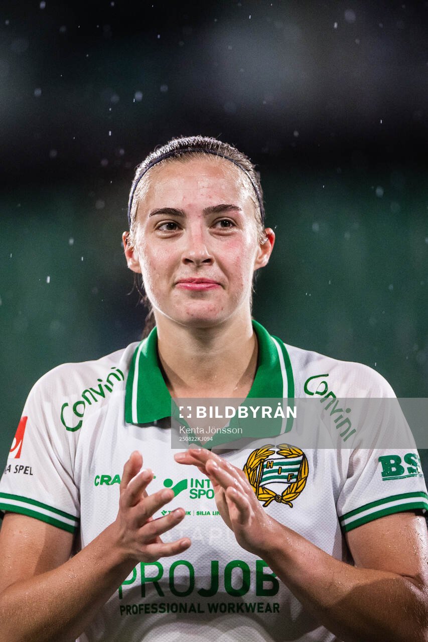 Hammarbys Vilma Emilia Koivisto applåderar publiken