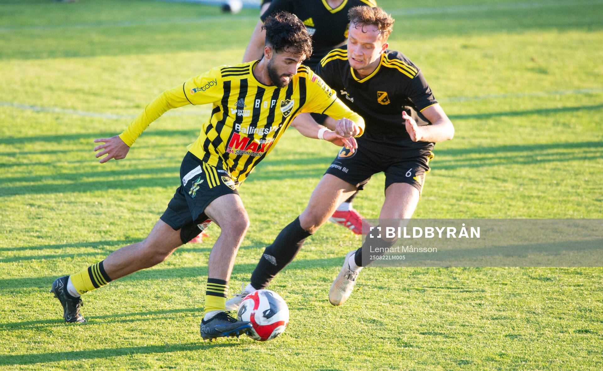 IFK Hässleholms Rahel Omar Nader dribblar förbi Räppes