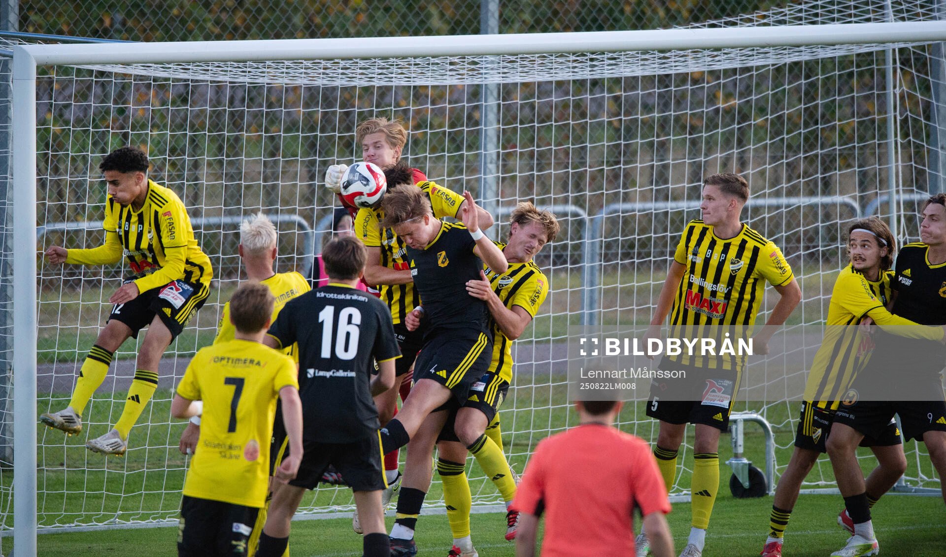 IFK Hässleholms målvakt Gabriel Gagzis boxar undan bollen