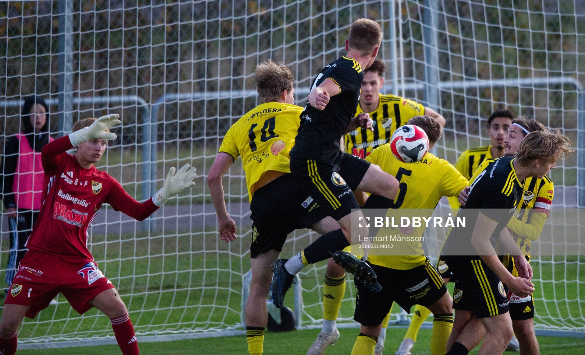 Klungspel framför IFK Hässleholms målvakt Gabriel Gagzis
