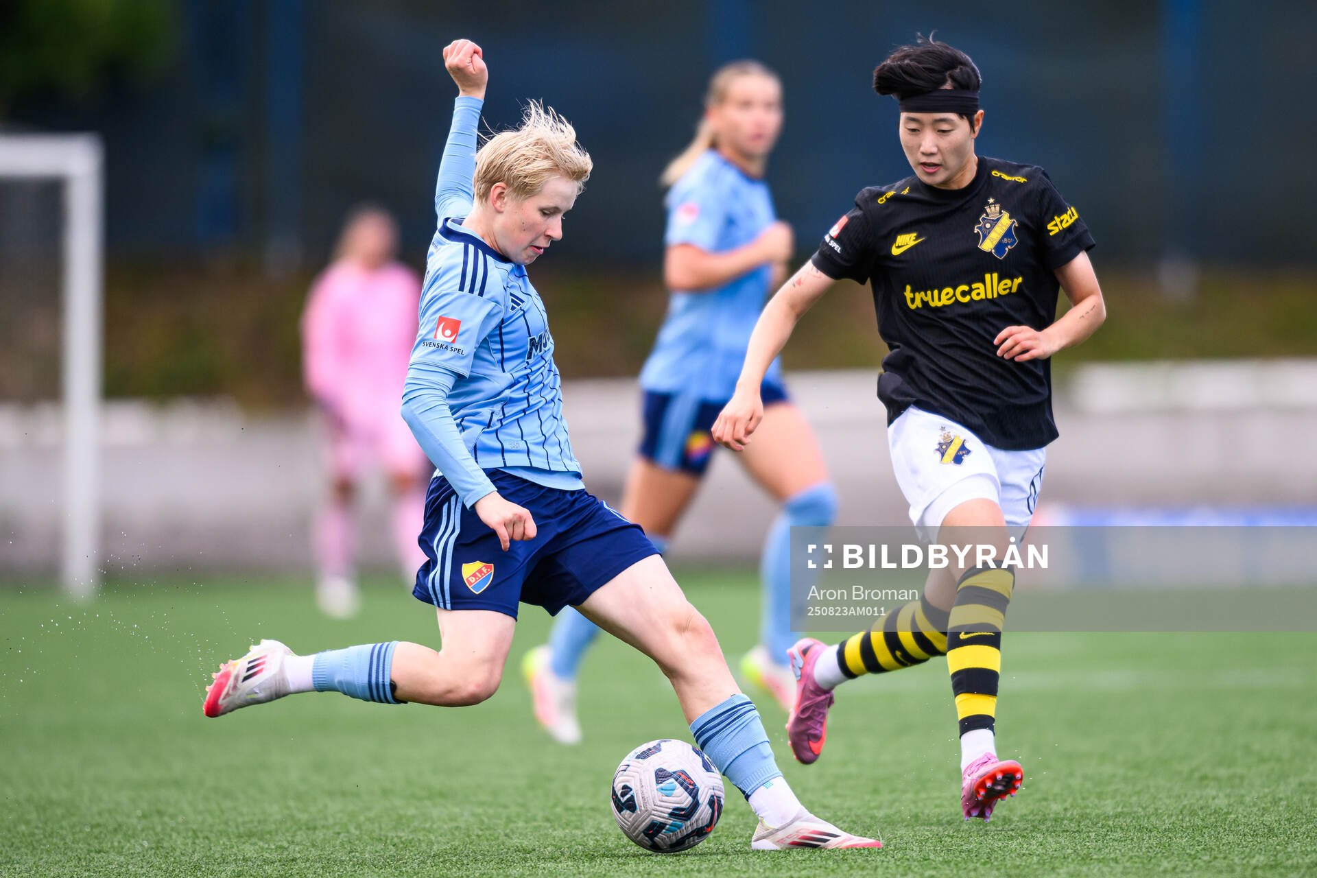 Djurgårdens Olivia Ulenius och AIKs Son Hwayeon