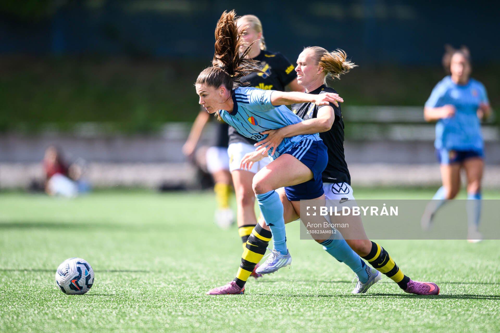 Djurgårdens Pauline Hammarlund och AIKs Matilda Plan