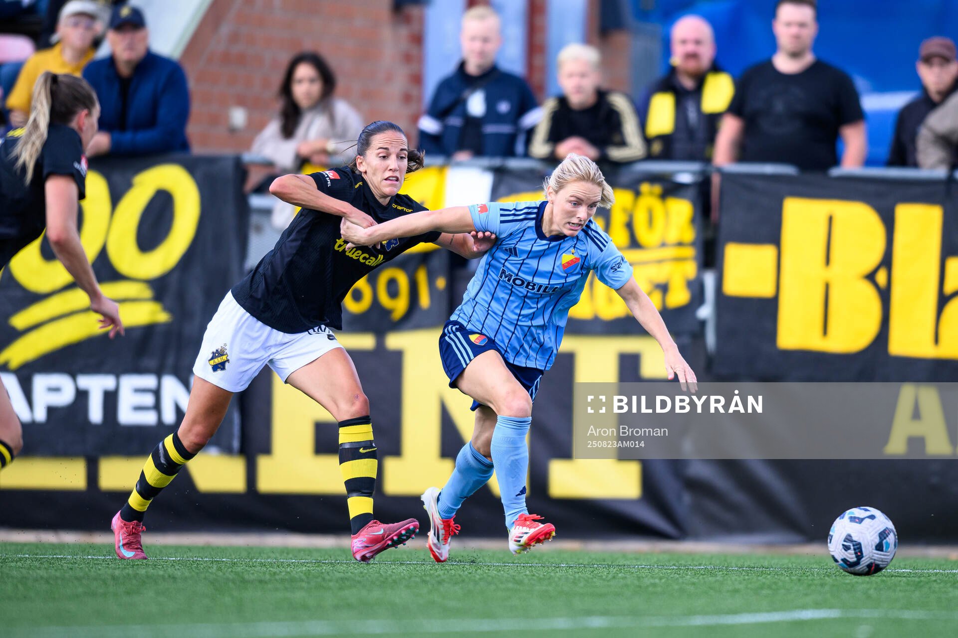 AIKs Anna Oskarsson och Djurgårdens Mimmi Larsson