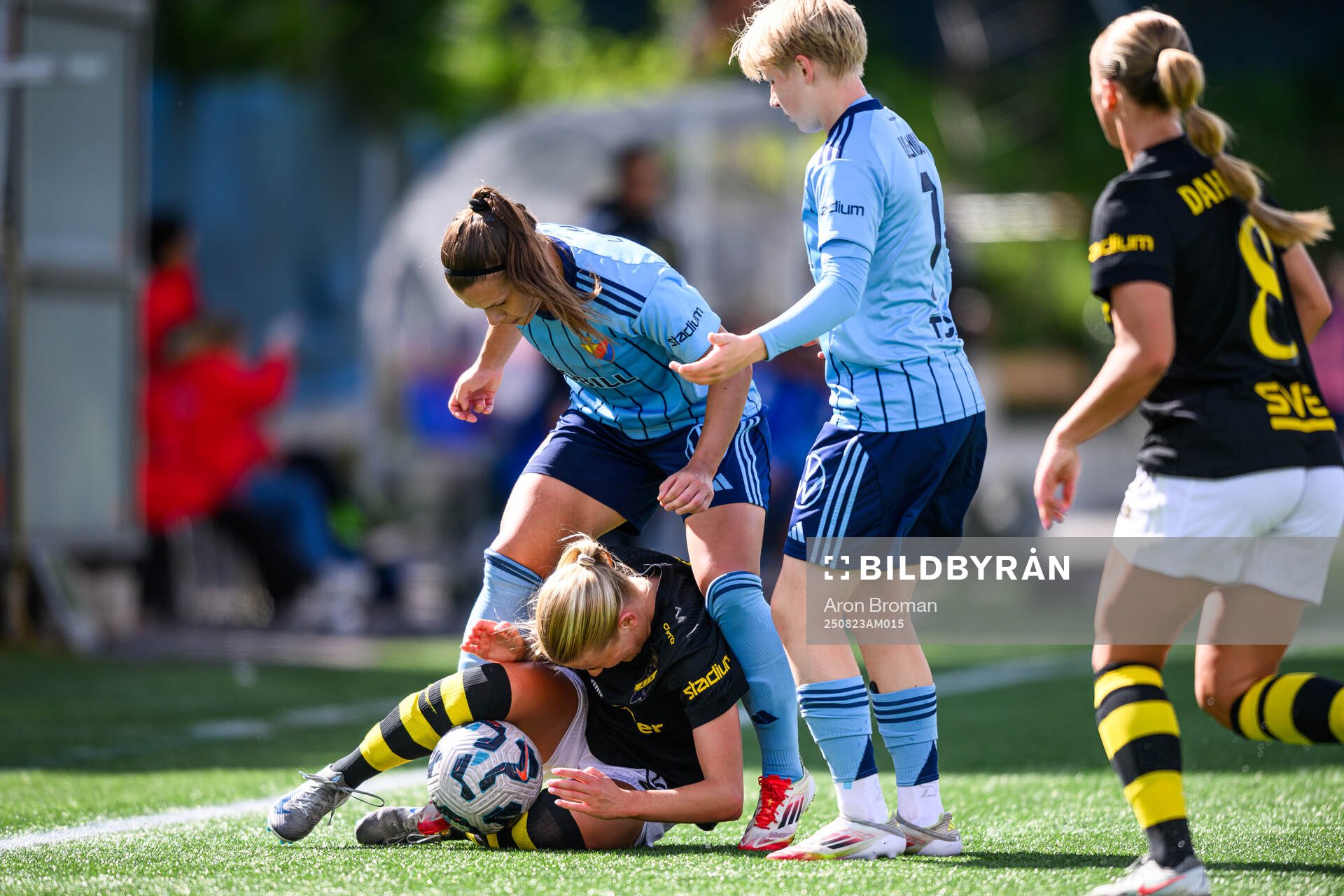 Djurgårdens Alexsandra Lobanova och Olivia Ulenius mot