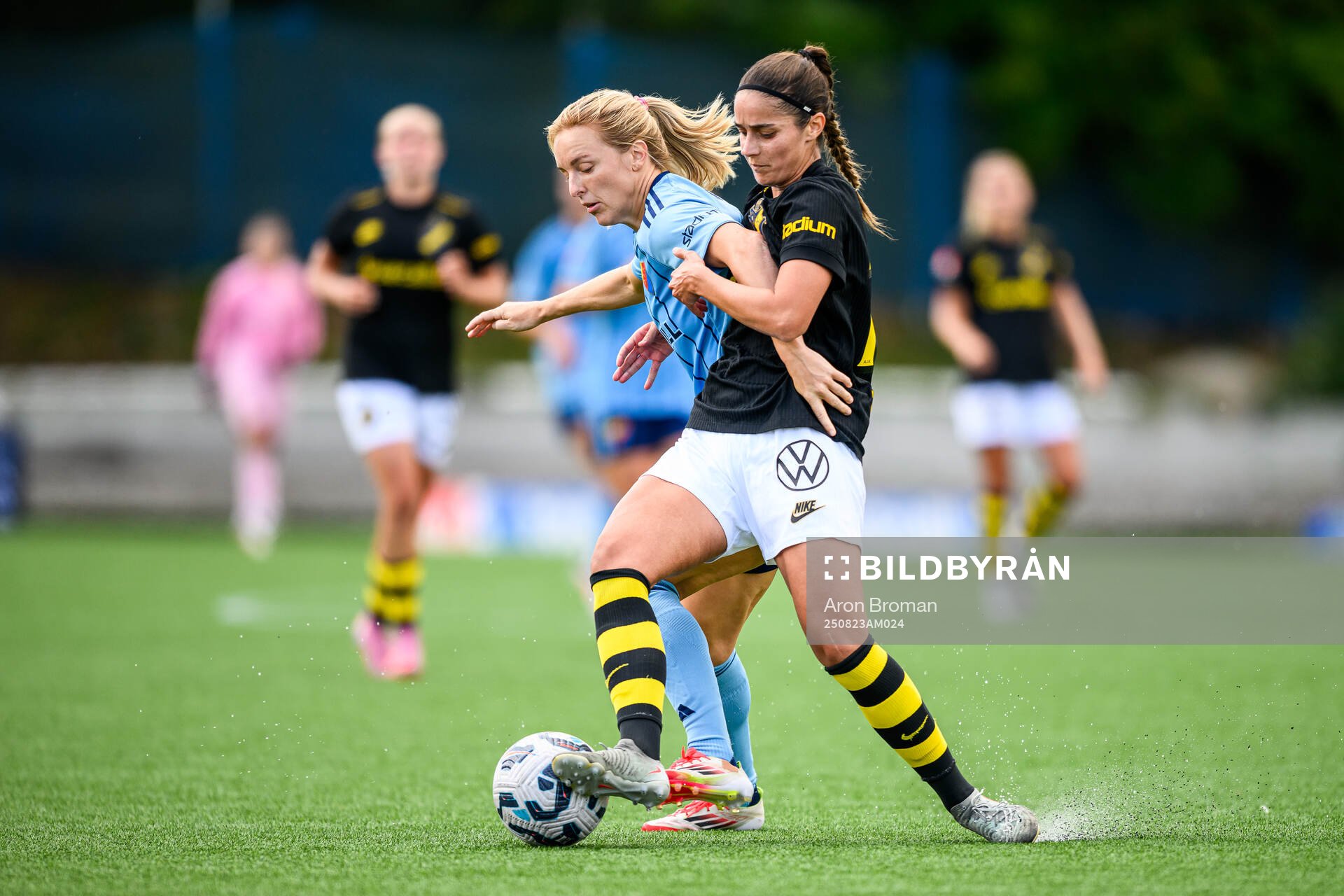 Djurgårdens Mimmi Larsson och AIKs Anna Oskarsson