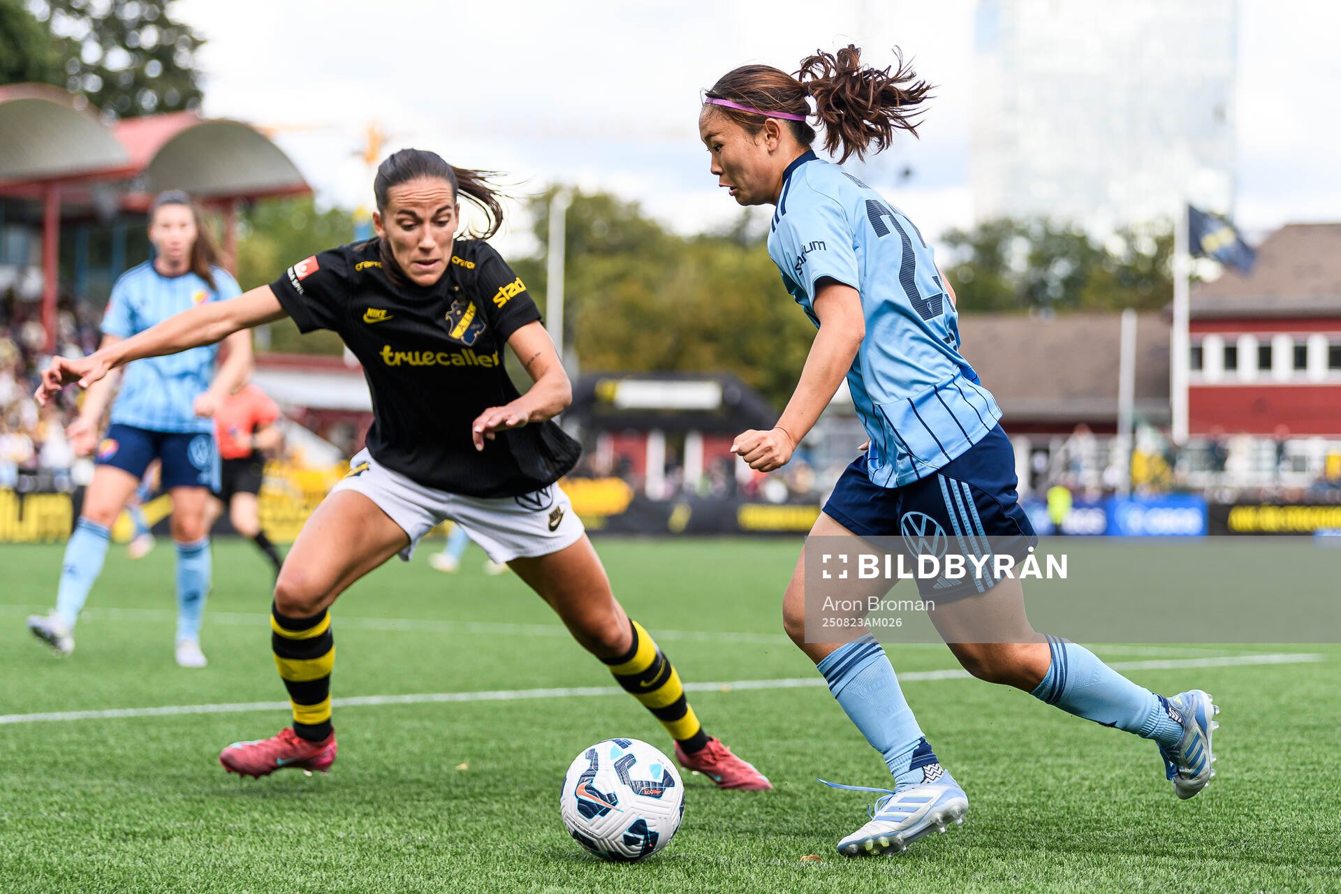 AIKs Anna Oscarsson och Djurgårdens Urara Watanabe