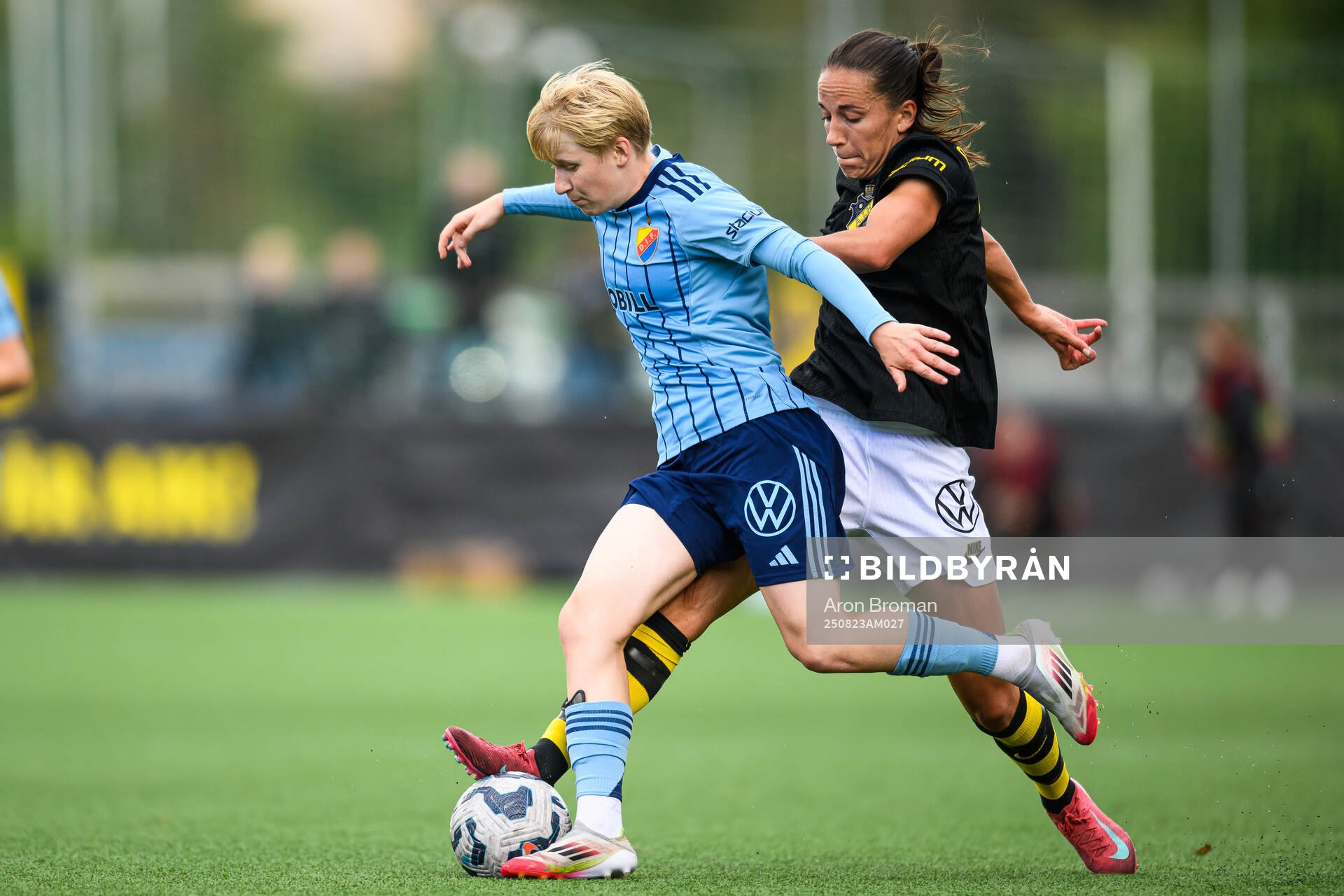 Djurgårdens Olivia Ulenius och AIKs Anna Oskarsson