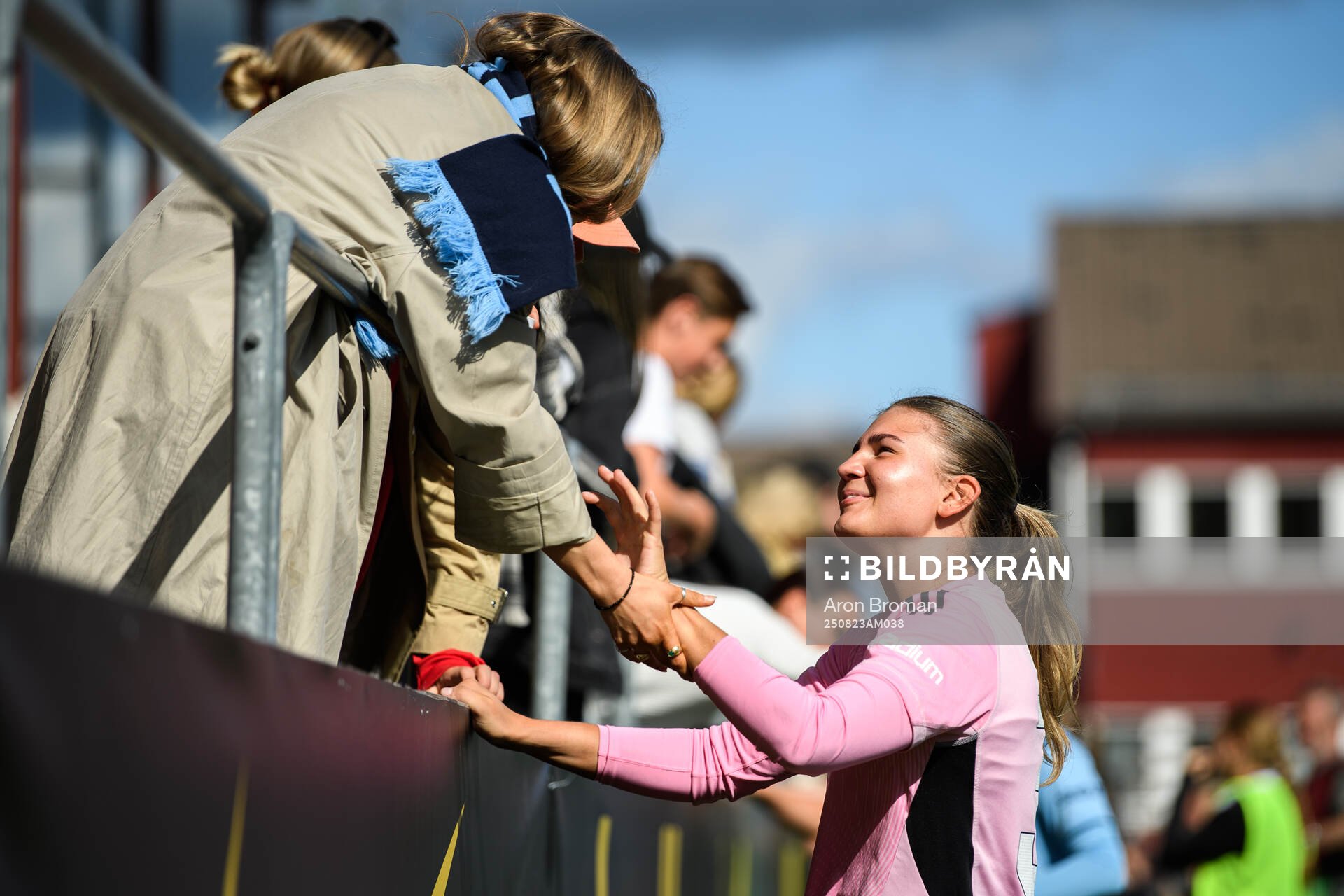 Djurgårdens målvakt Anna Aurora Koivunen jublar