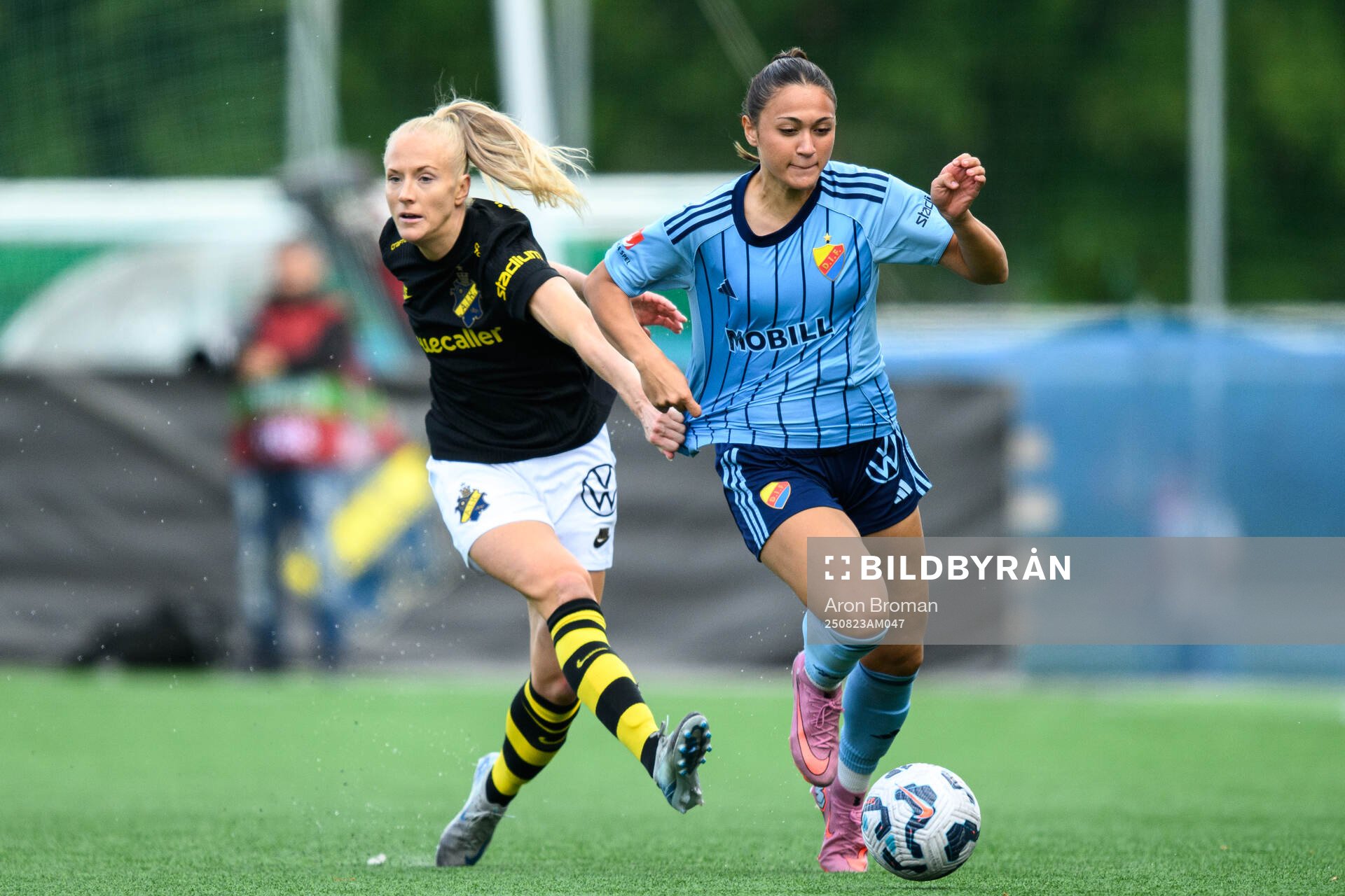 AIKs Moa Sjöström och Djurgårdens Casey Yujin Phair