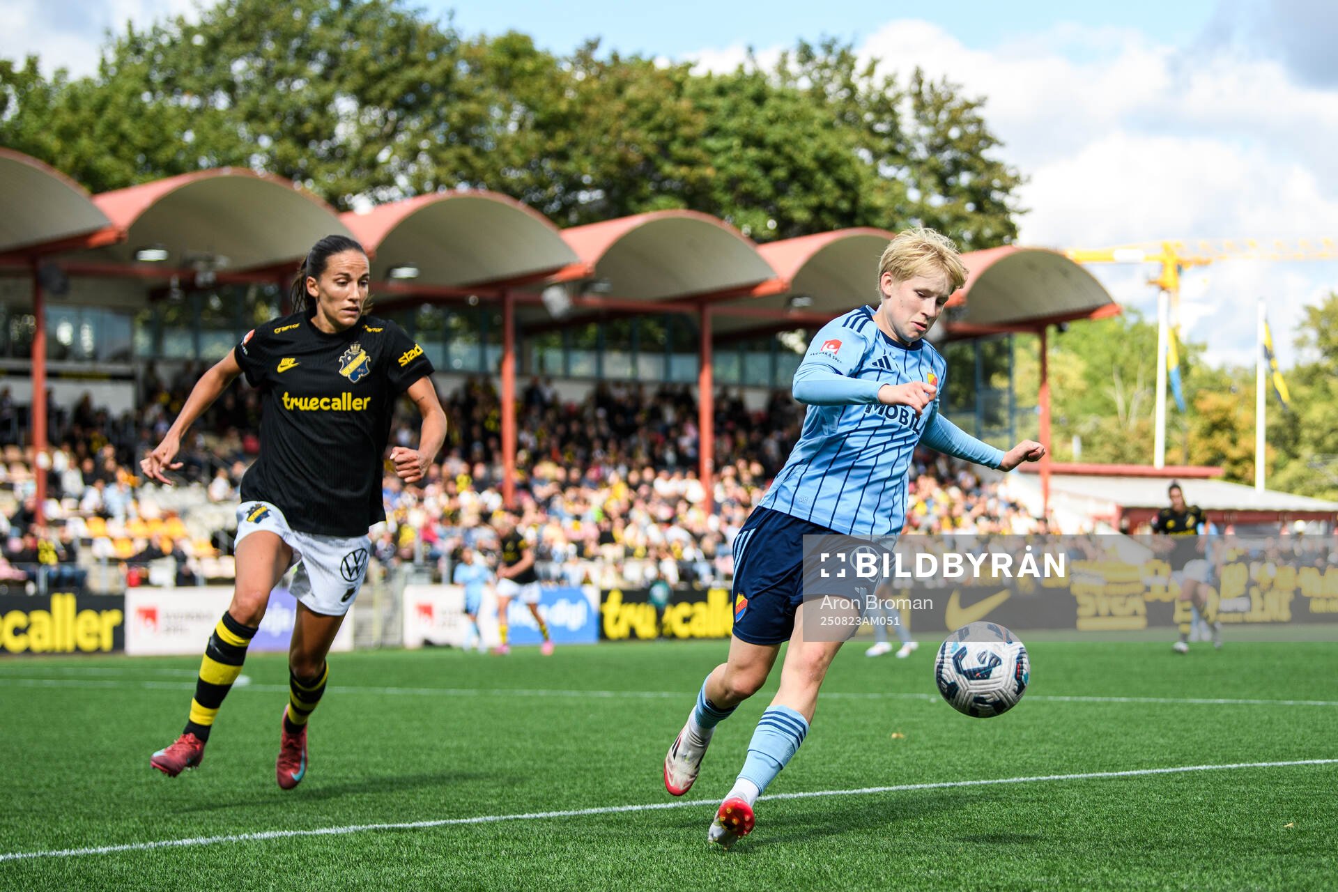 AIKs Anna Oskarsson och Djurgårdens Olivia Ulenius