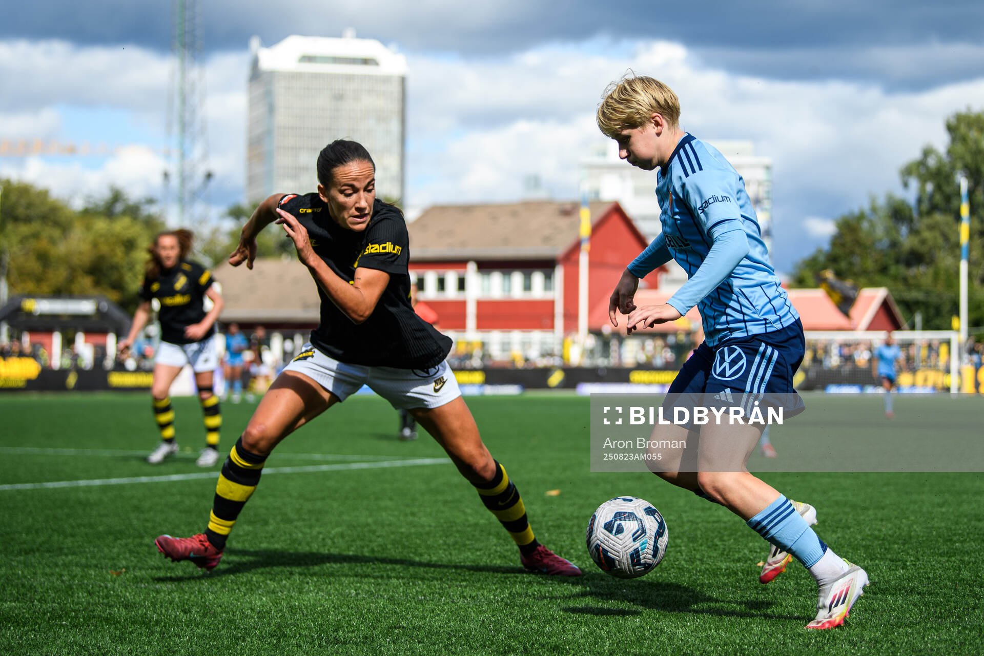 AIKs Anna Oskarsson och Djurgårdens Olivia Ulenius