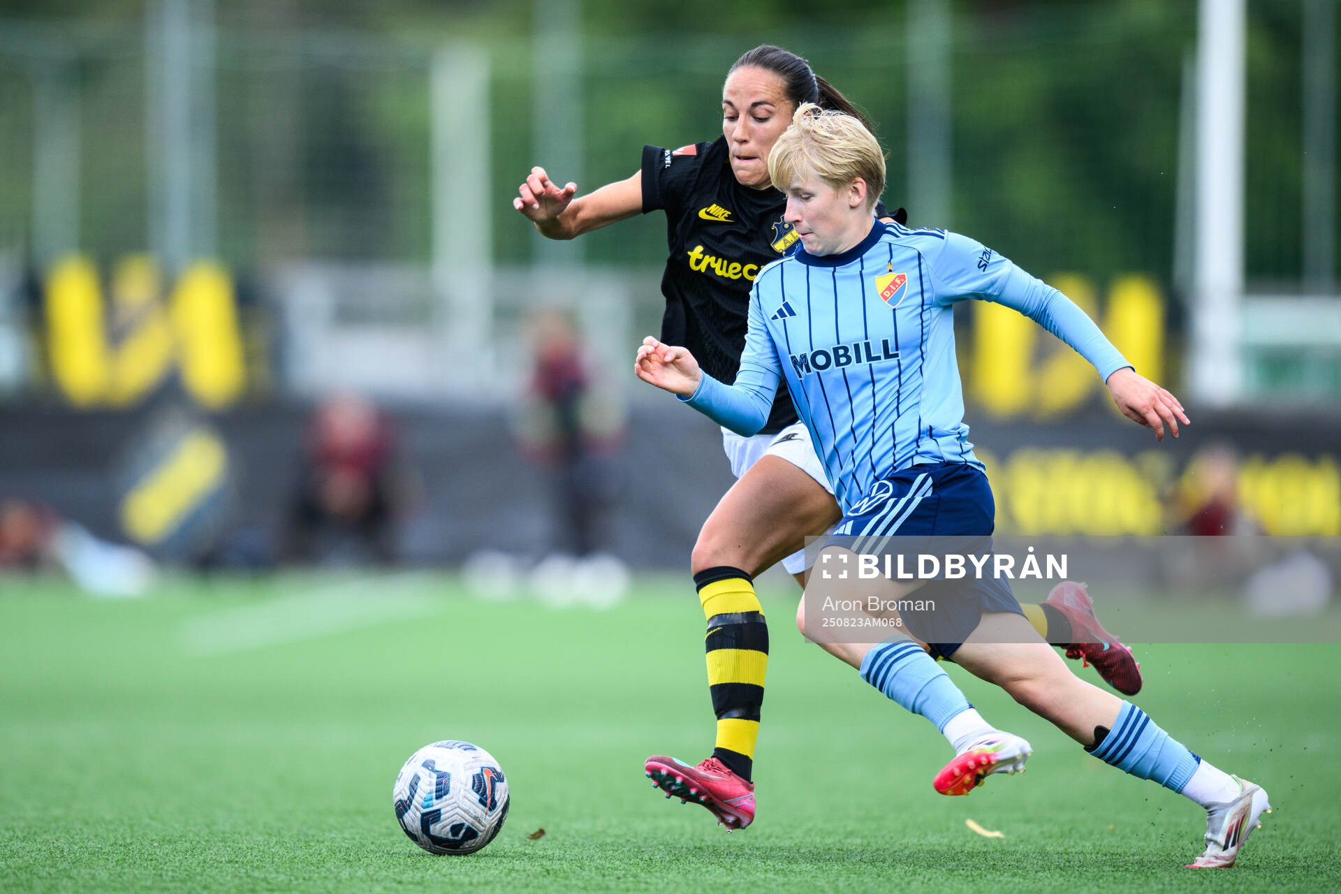 AIKs Anna Oskarsson och Djurgårdens Olivia Ulenius
