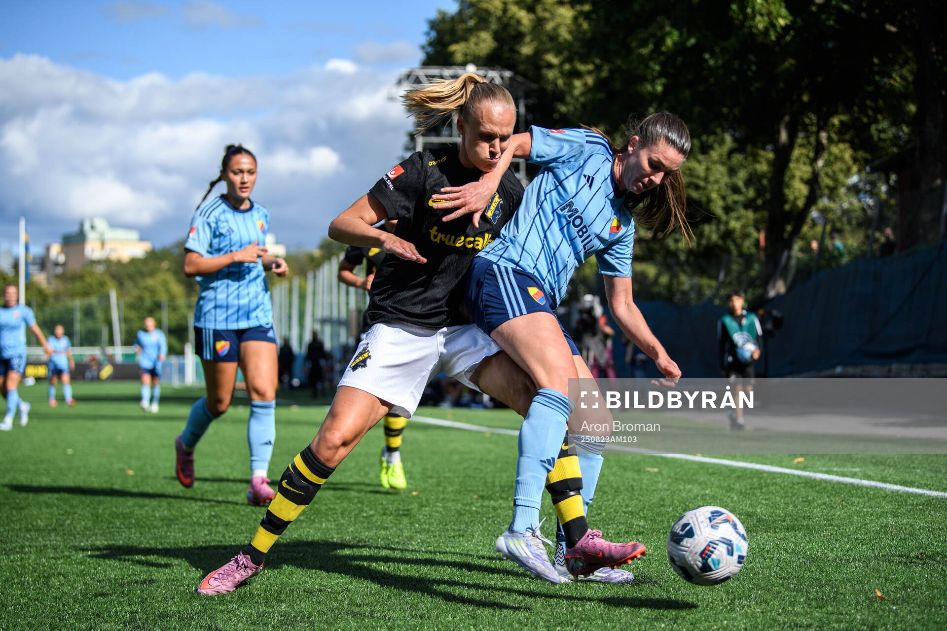 AIKs Moa Sjöström och Djurgårdens Pauline Hammarlund