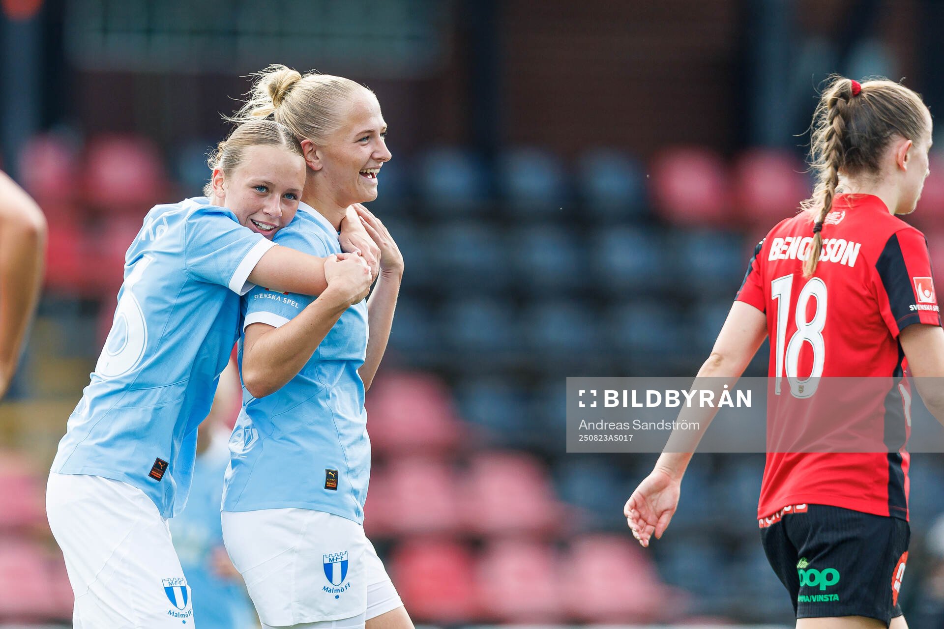 Malmö FFs Lovisa Breland och Tuva Skoog jublar