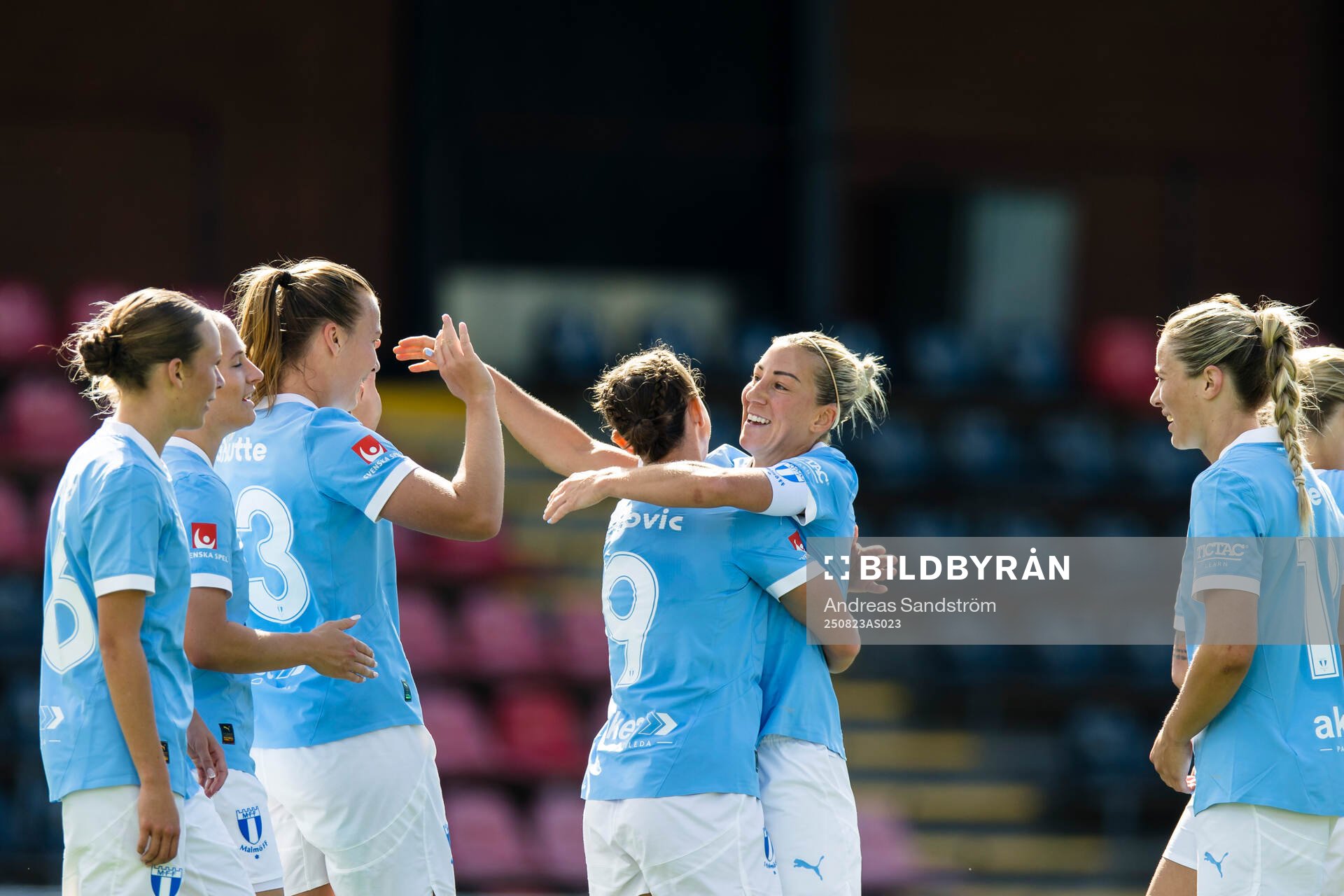 Malmö FFs Mia Persson gör 0-3 och omfamnas av Miljana