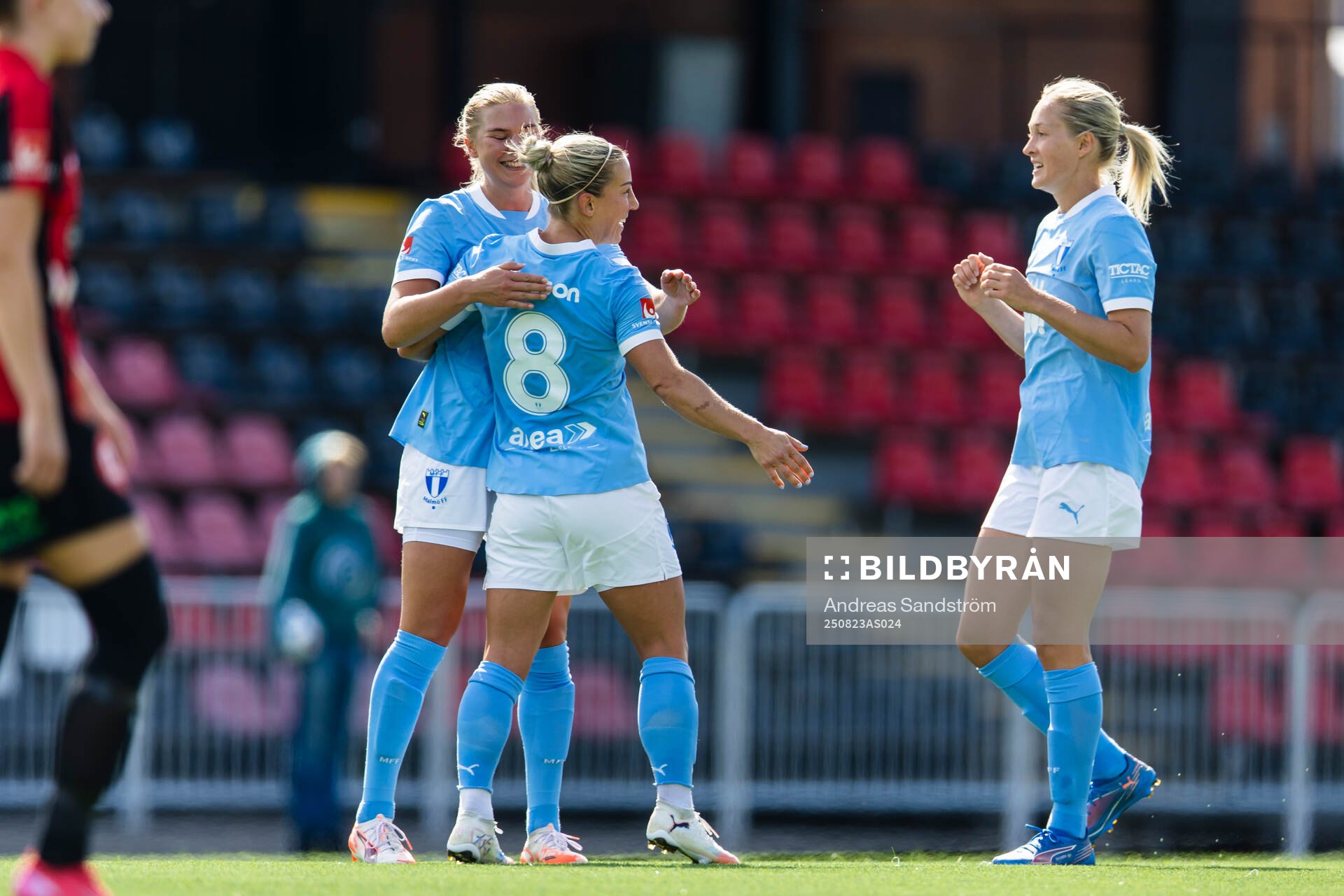 Malmö FFs Mia Persson  gör 0-3 och gratuleras av