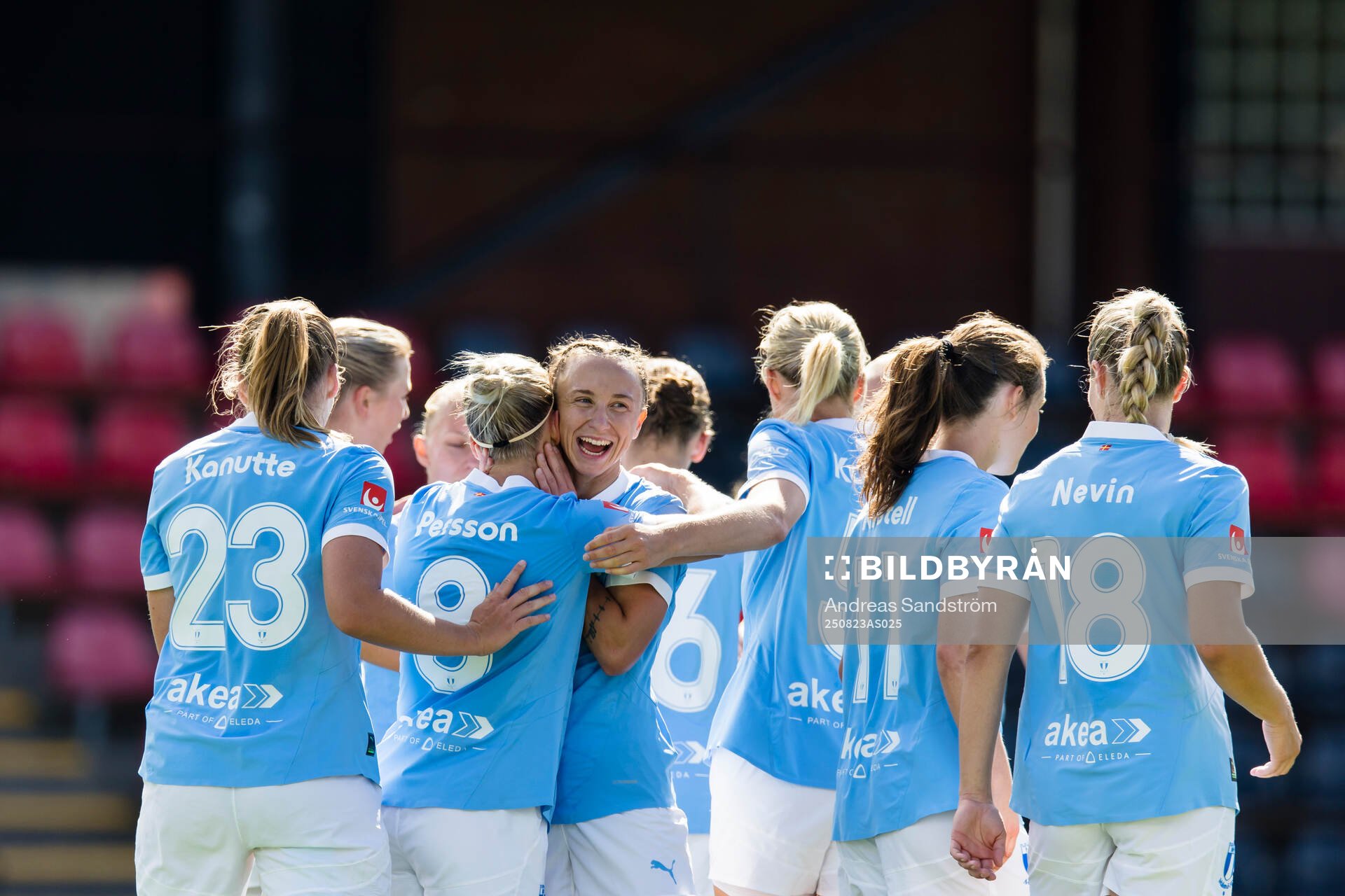 Malmö FFs Miljana Ivanovic (m) gör 0-4 och gratuleras av