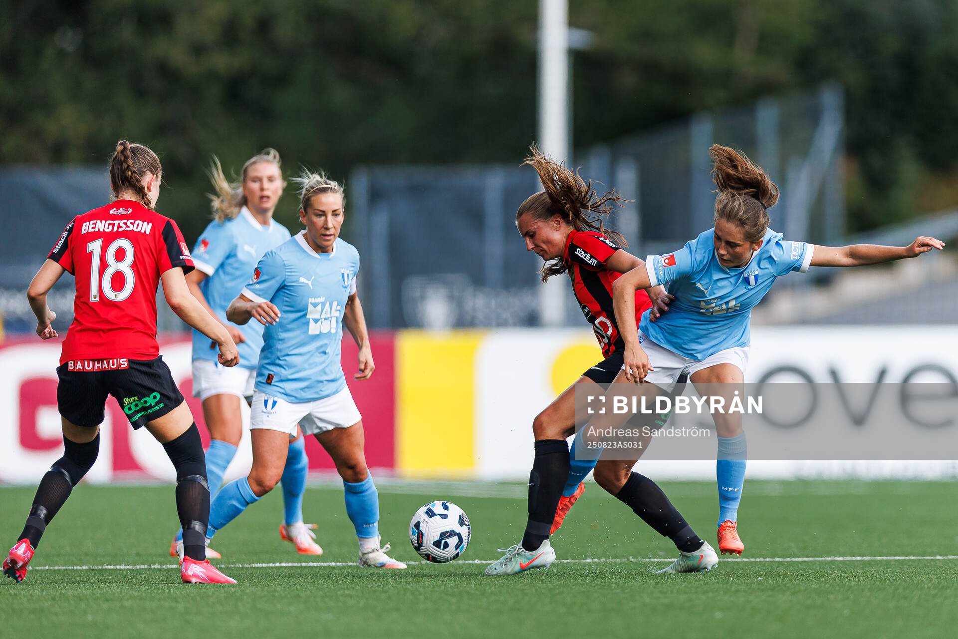 Brommapojkarnas Louise Lillbäck och Malmö FFs Matilda