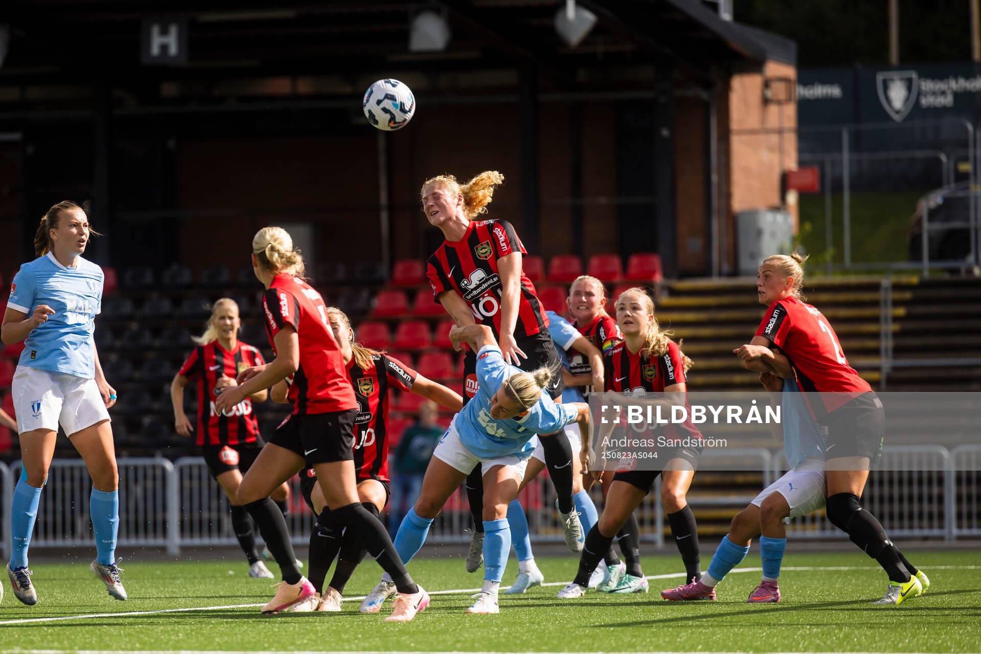 Brommapojkarnas Julia Laukström når högst på en hörna