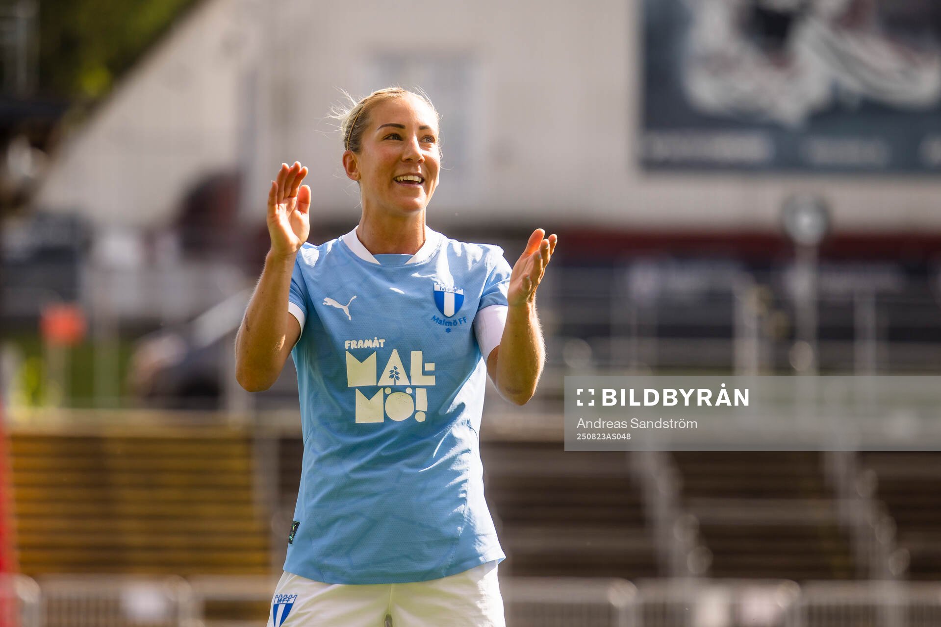 Malmö FFs Mia Persson tackar supportrarna
