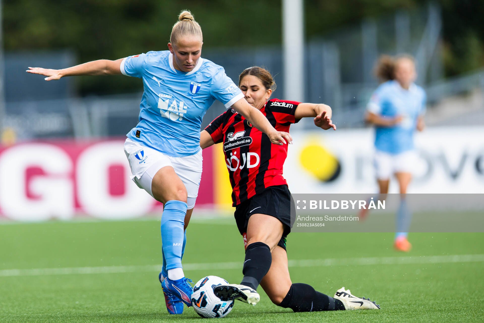 Malmö FFs Tuva Skoog i kamp om bollen med Brommapojkarnas
