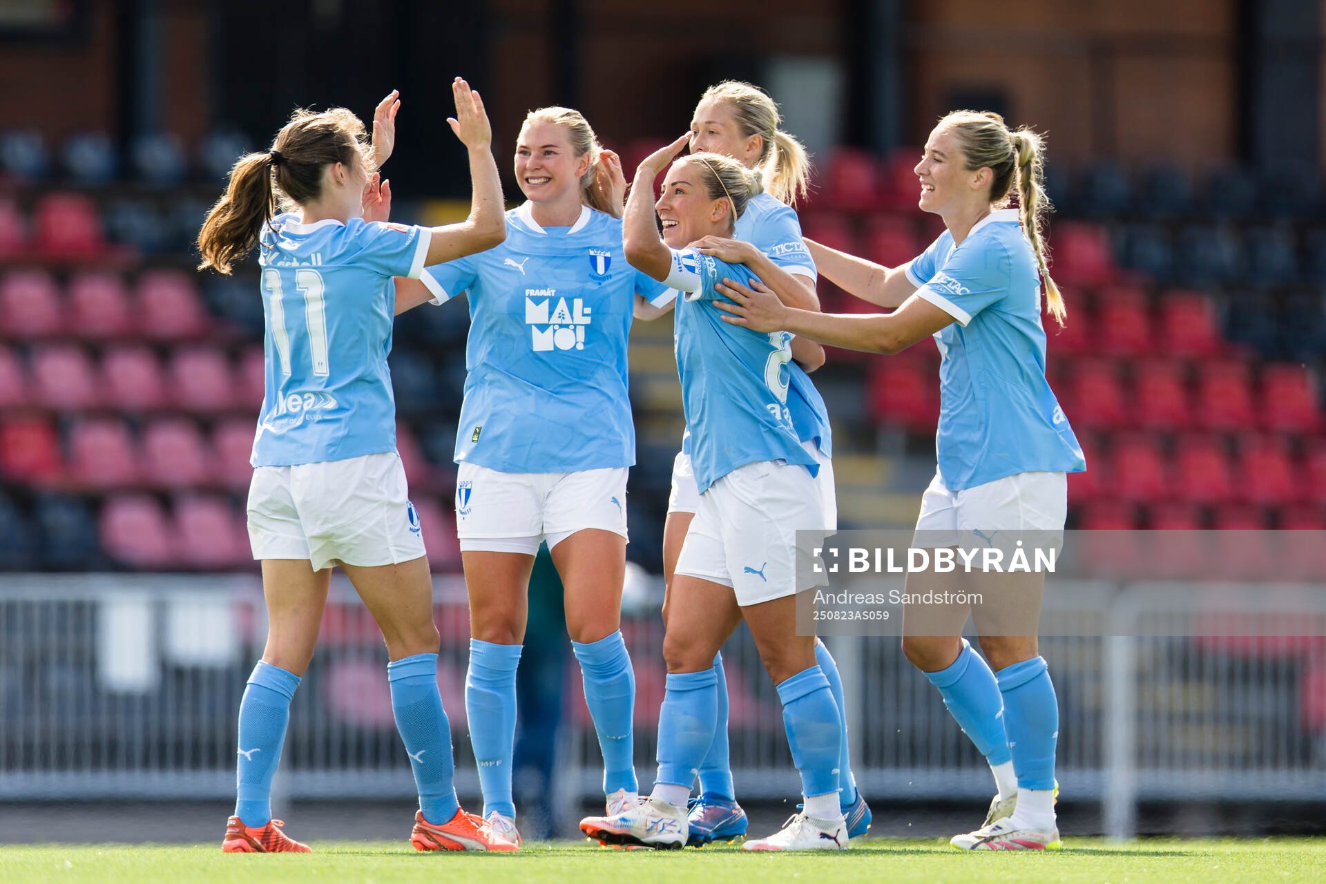 Malmö FFs Mia Persson gör 0-3 och gratuleras av