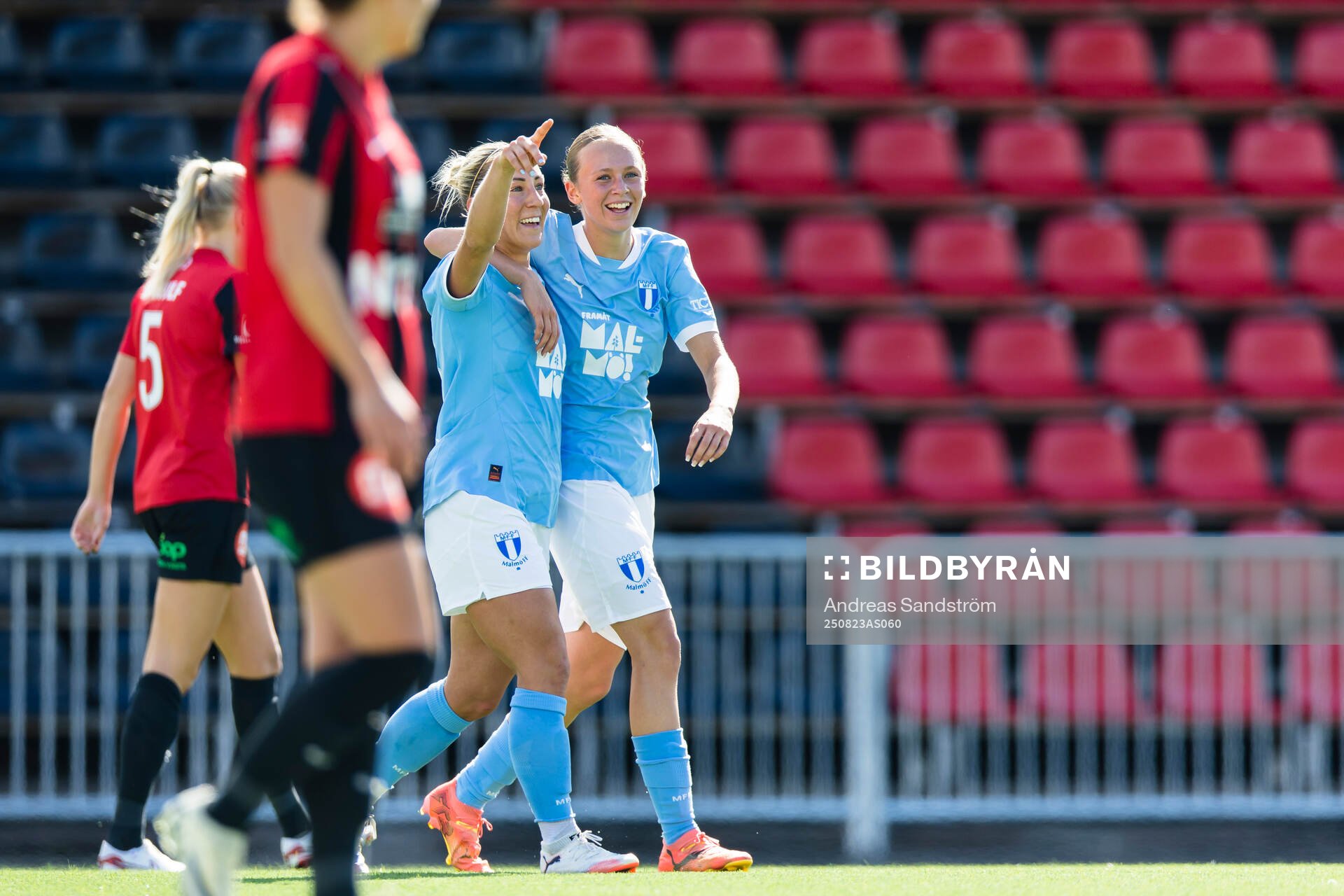Malmö FFs Mia Persson och Petronella Winblad jublar