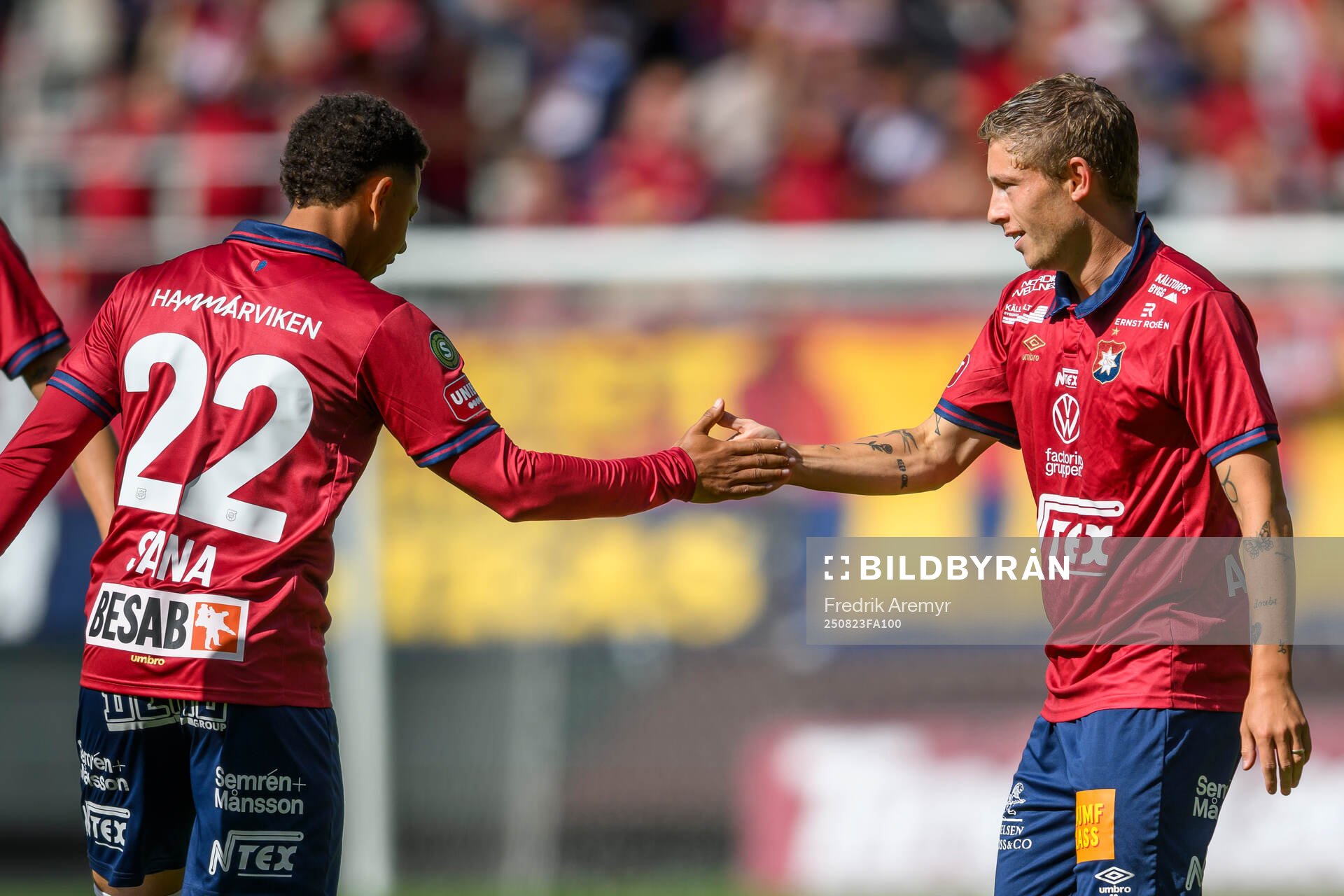 Örgrytes Tobias Sana  och målskytt Anton Andreasson jublar