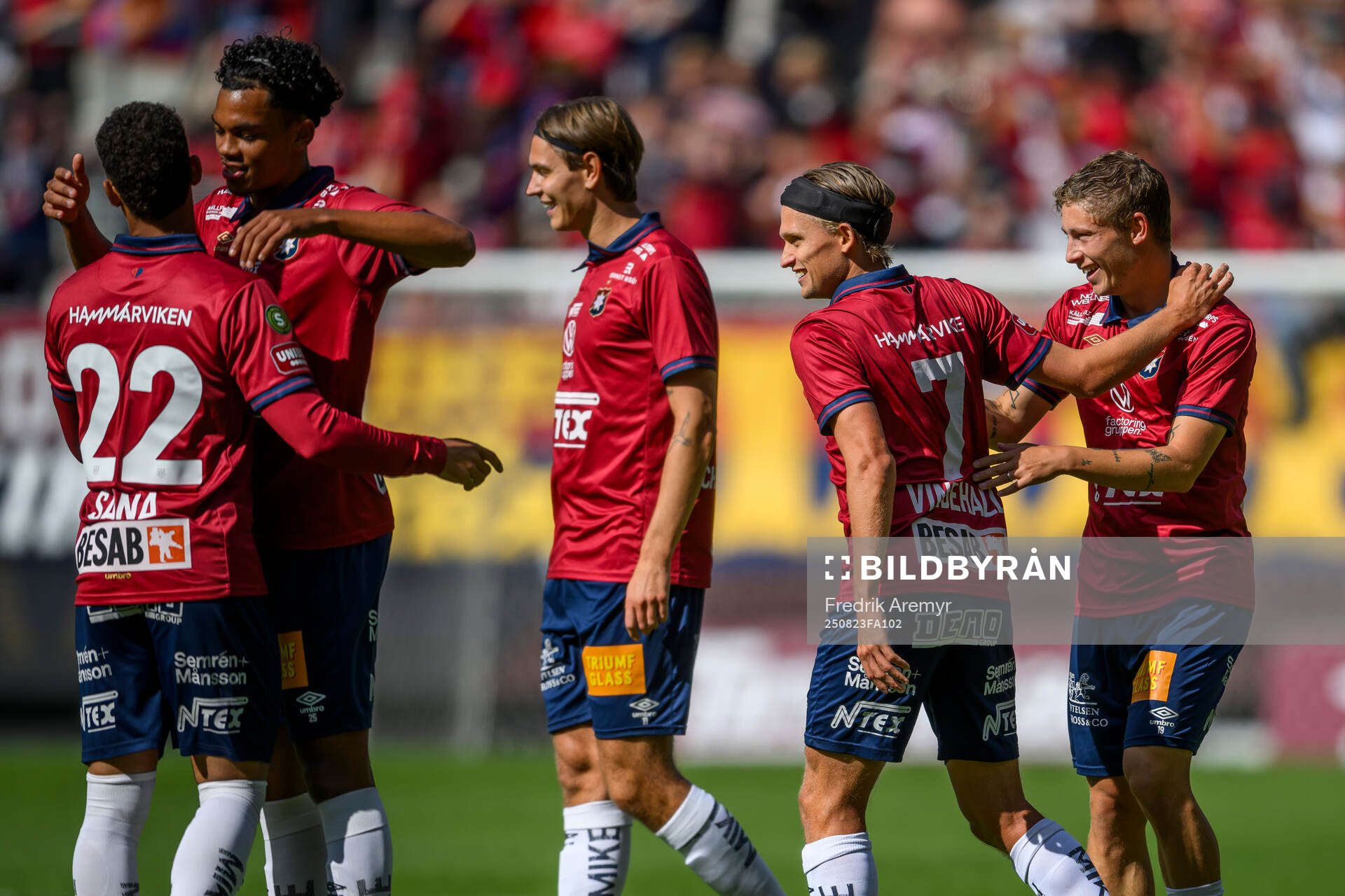 Örgrytes spelare jublar med målskytt Anton Andreasson