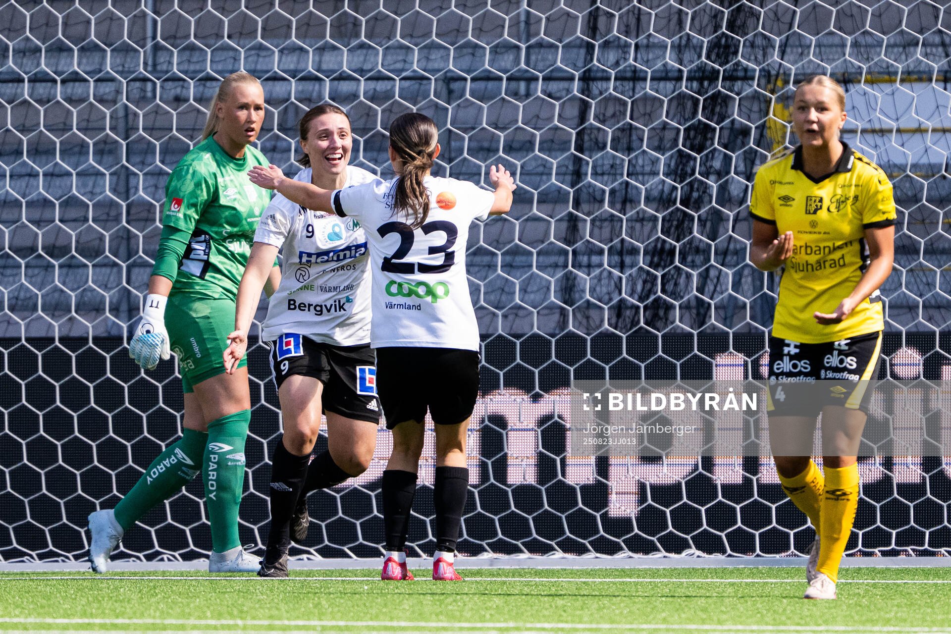 Mallbackens Ella Björkman jublar 0-1