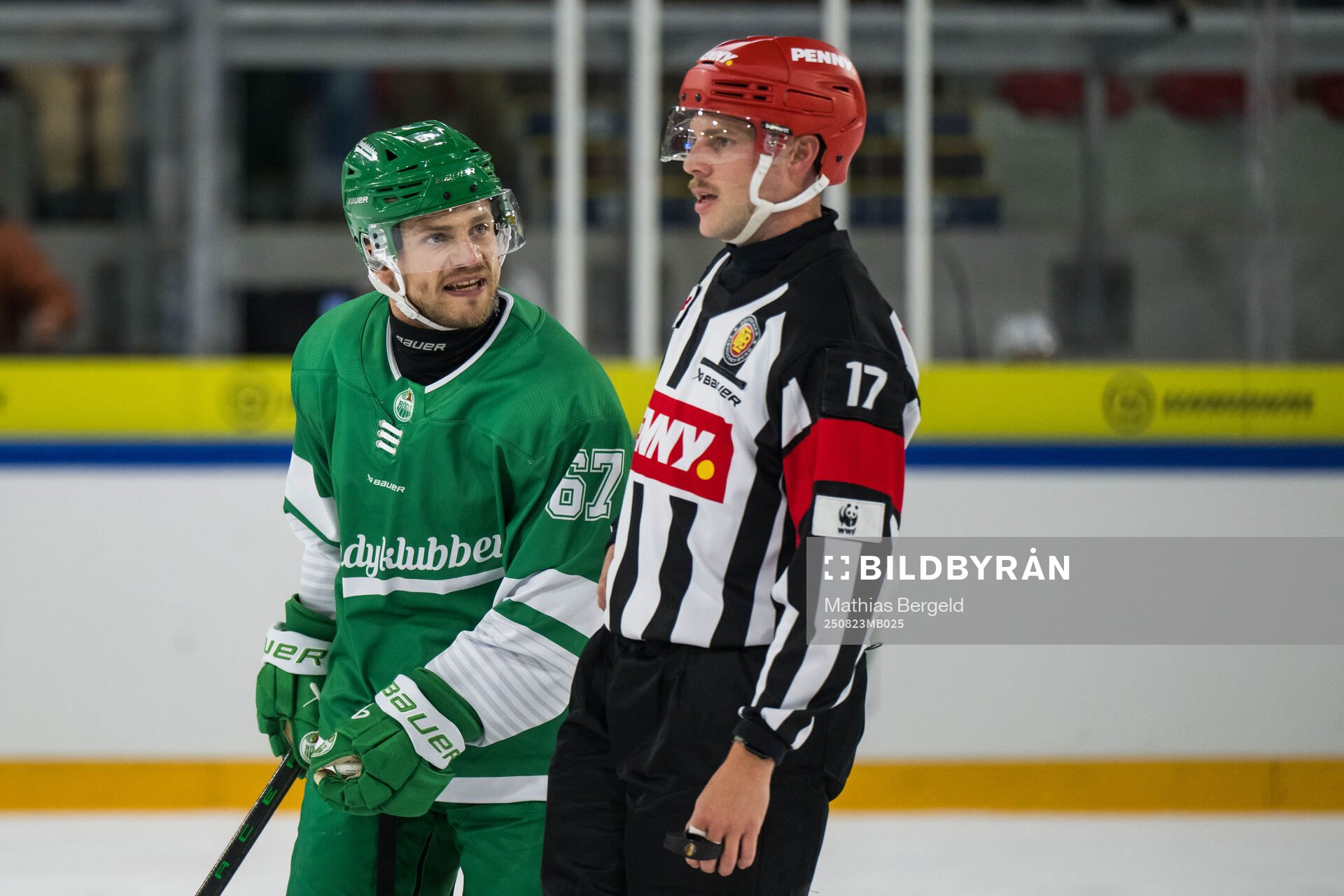 Rögles Leon Bristedt i samtal med domaren