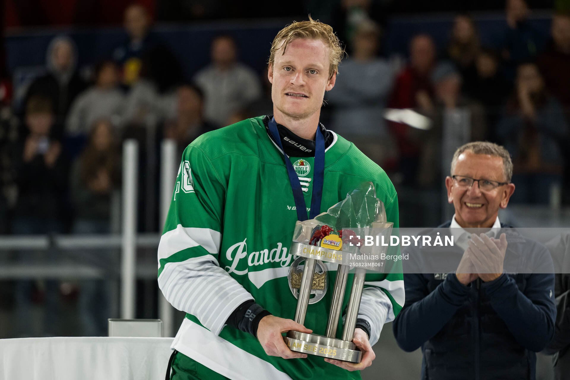 Rögles Anton Bengtsson med pokalen