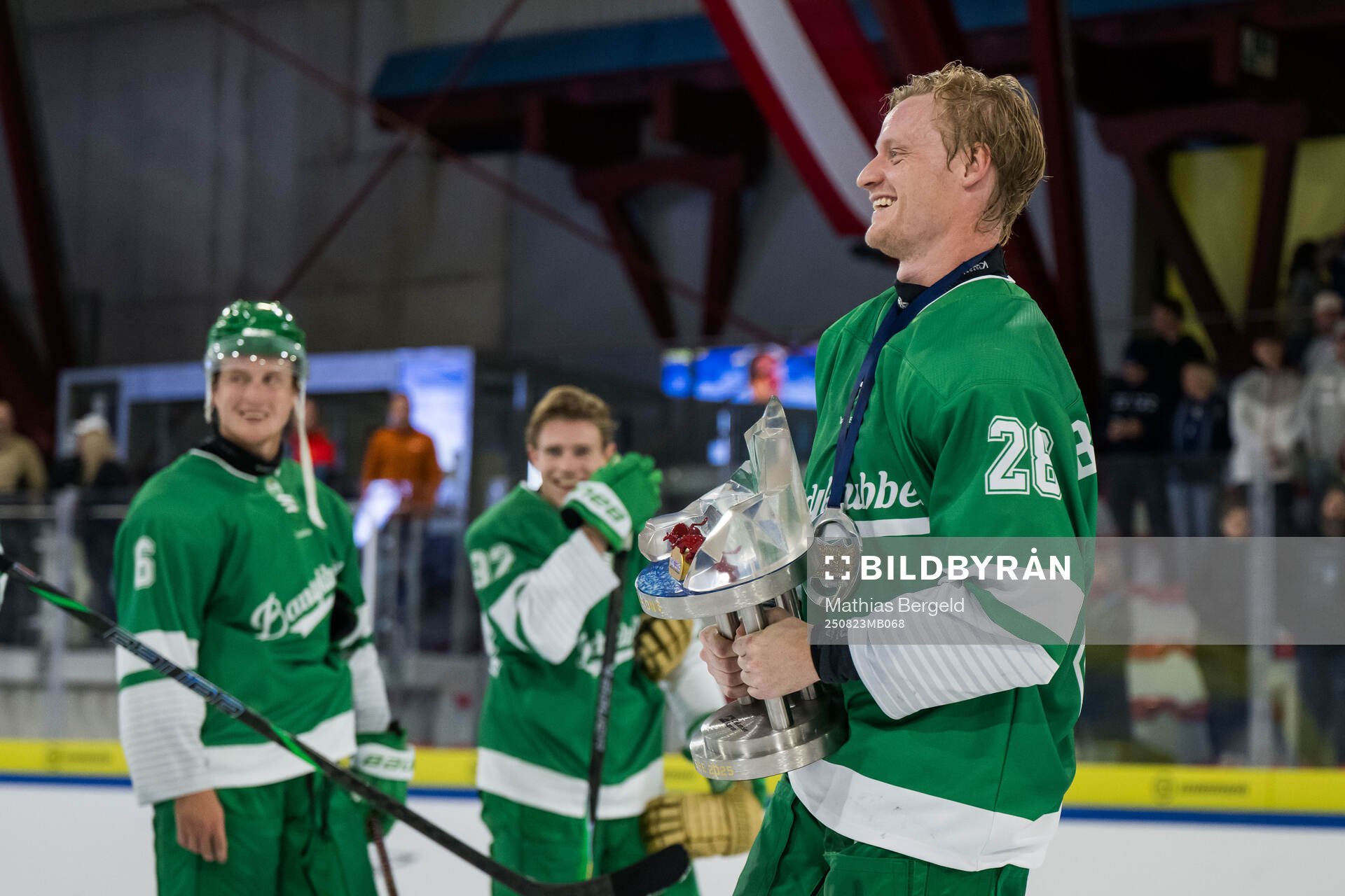 Rögles Anton Bengtsson med pokalen