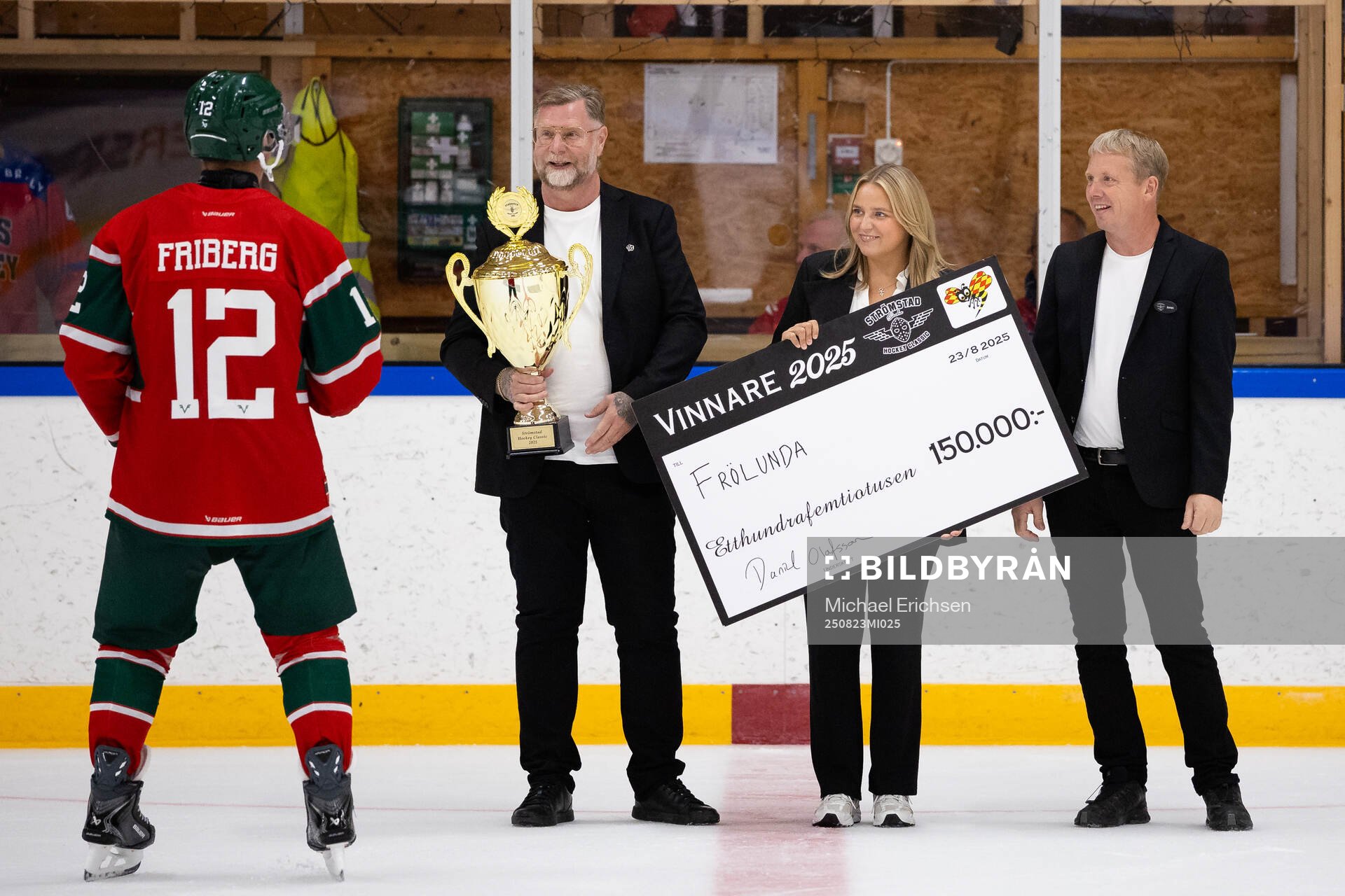 Frölundas lagkapten Max Friberg tar emot pokal och