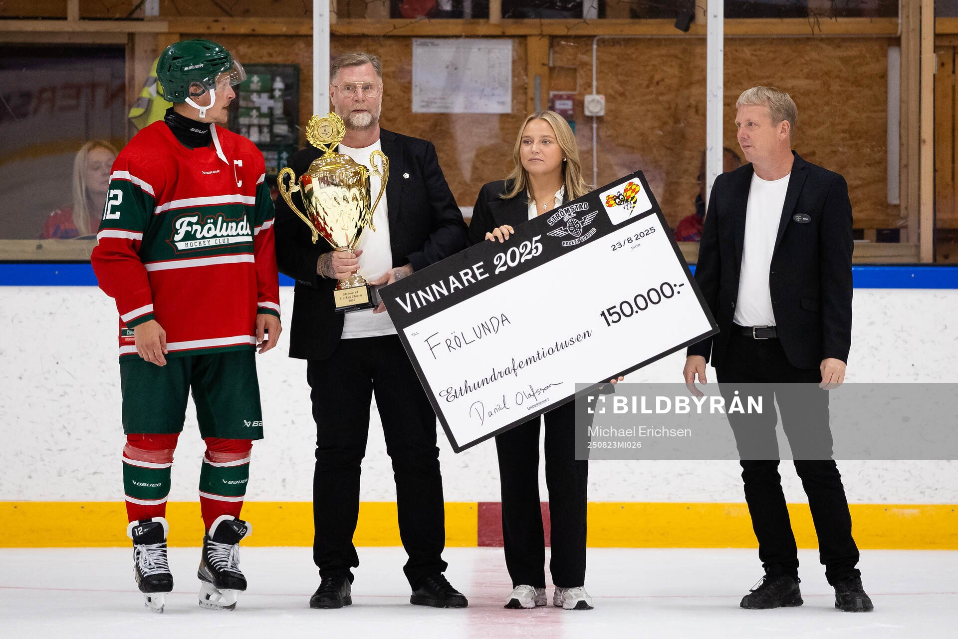 Frölundas lagkapten Max Friberg tar emot pokal och