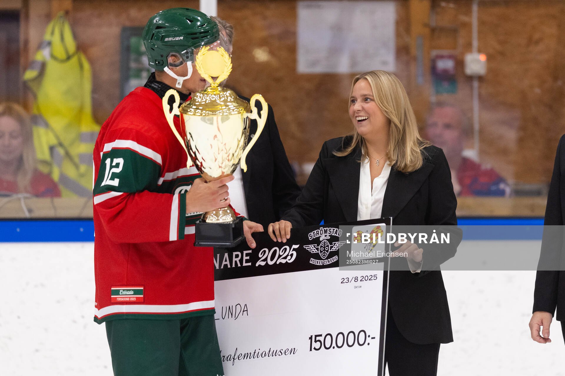 Frölundas lagkapten Max Friberg tar emot pokal och