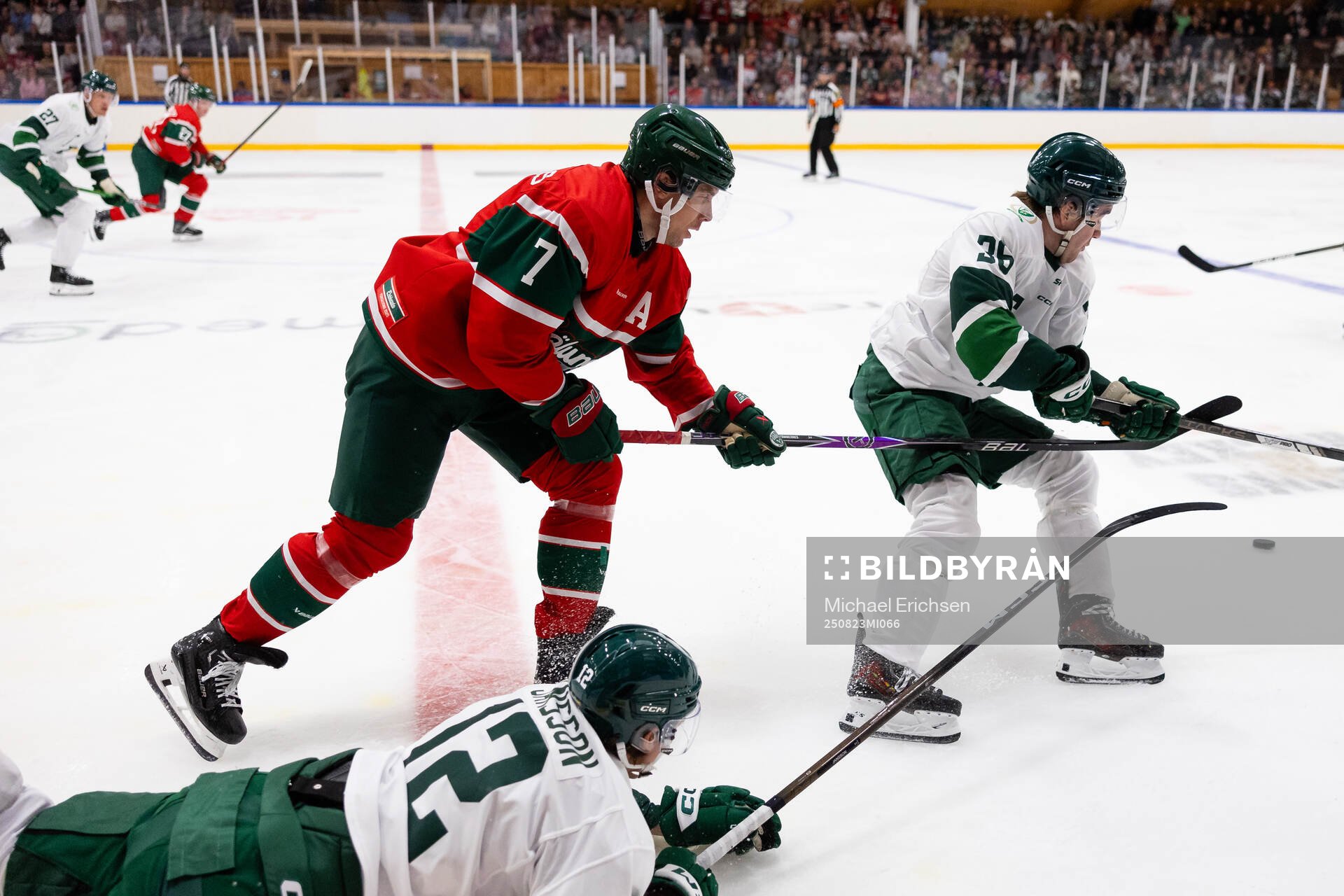 Frölundas Henrik Tömmernes och Färjestads Wille Johansson