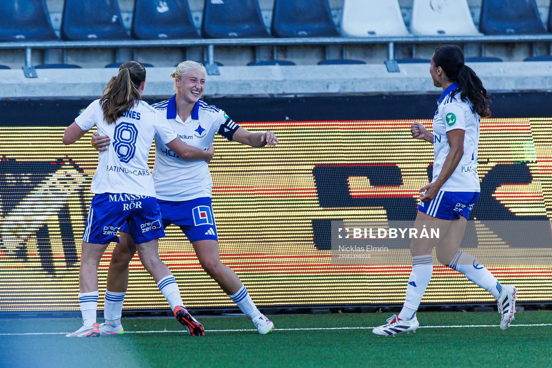 IFK Norrköpings Carrie Jones och Wilma Leidhammar jublar