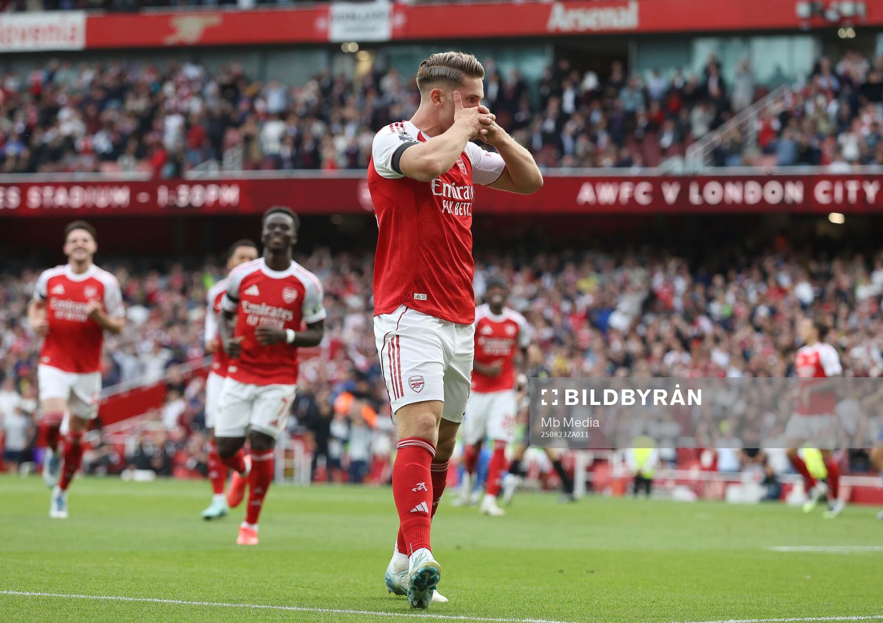 Viktor Gyökeres of Arsenal celebrates