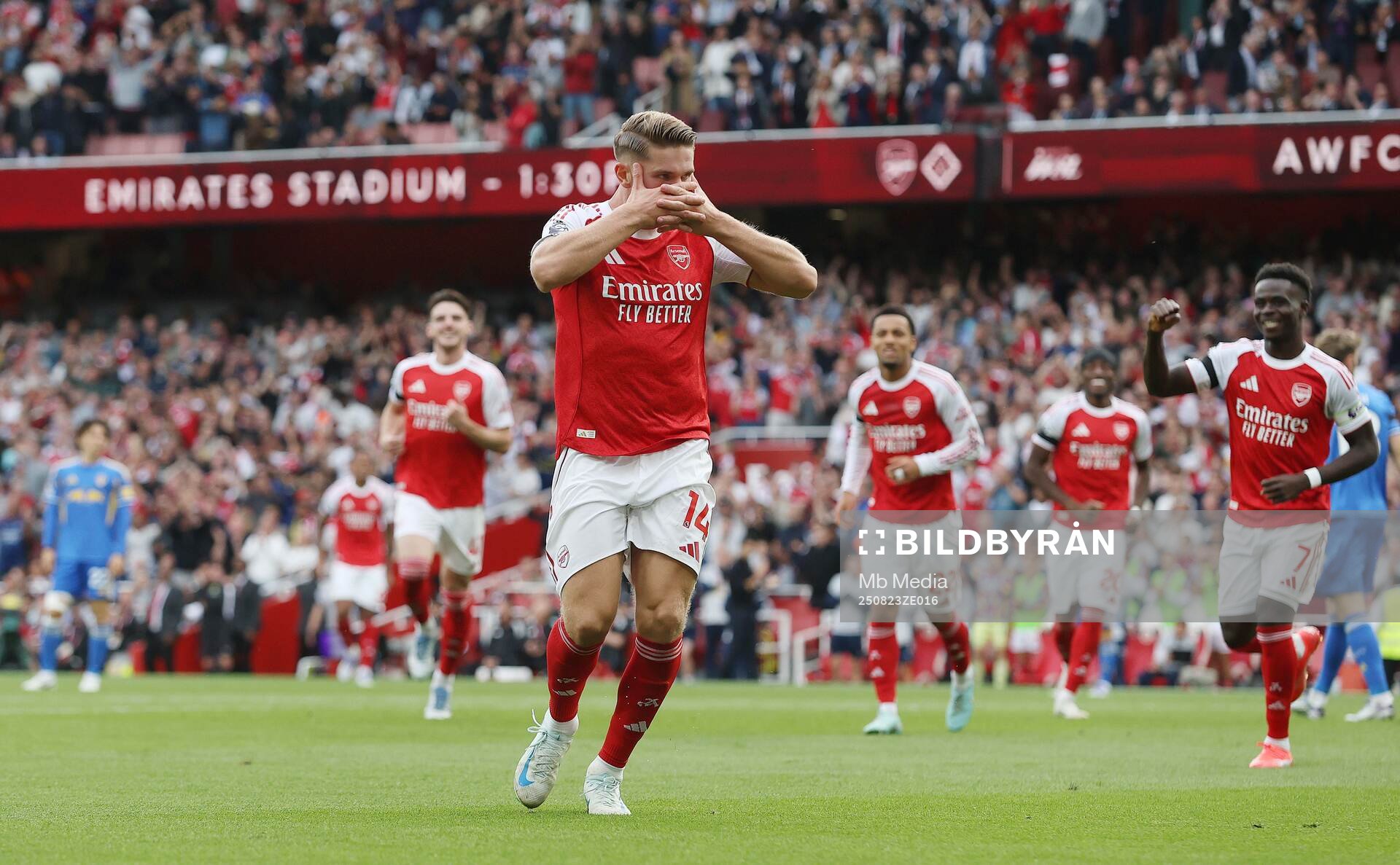 Viktor Gyökeres of Arsenal celebrates