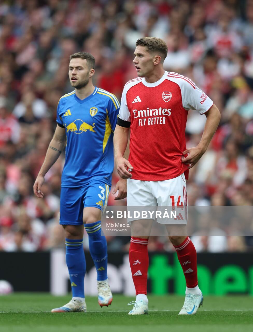 Gabriel Gudmundsson of Leeds United and Viktor Gyökeres of